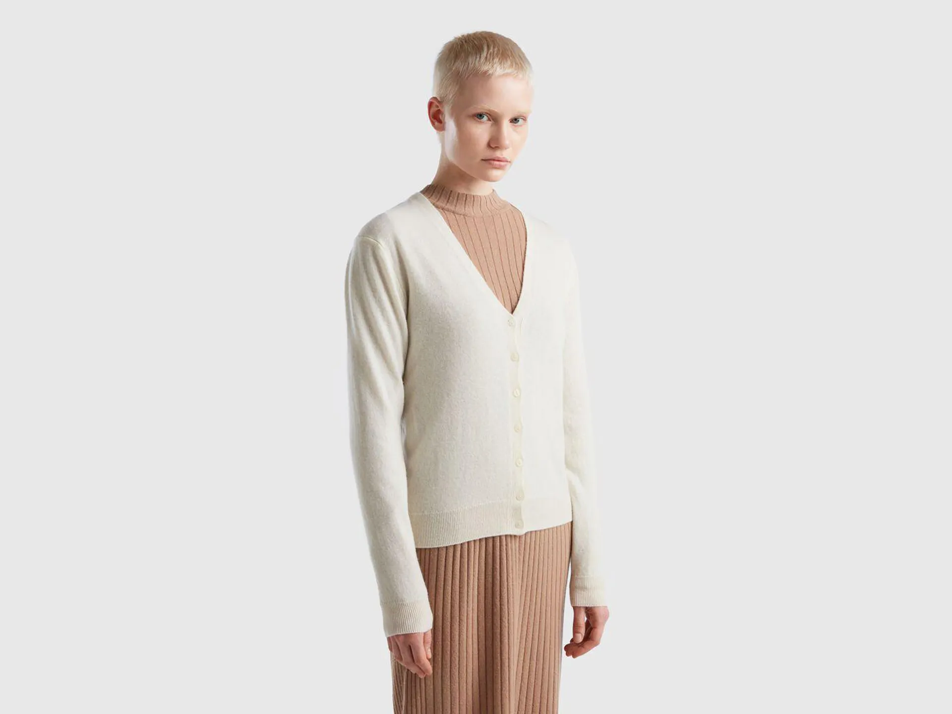 Cardigan scollo a V bianco panna in pura lana Merino