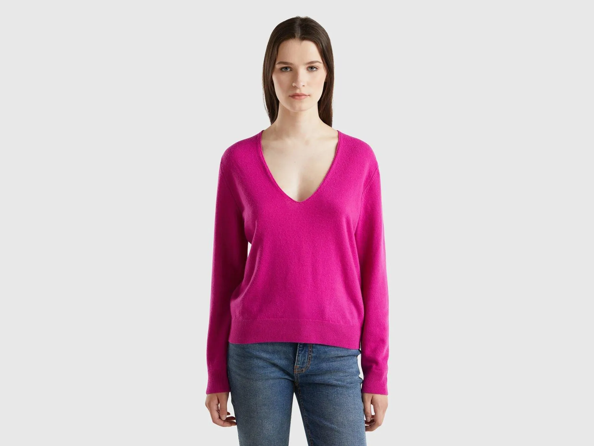 Maglione fucsia ciclamino con scollo a V in pura lana Merino