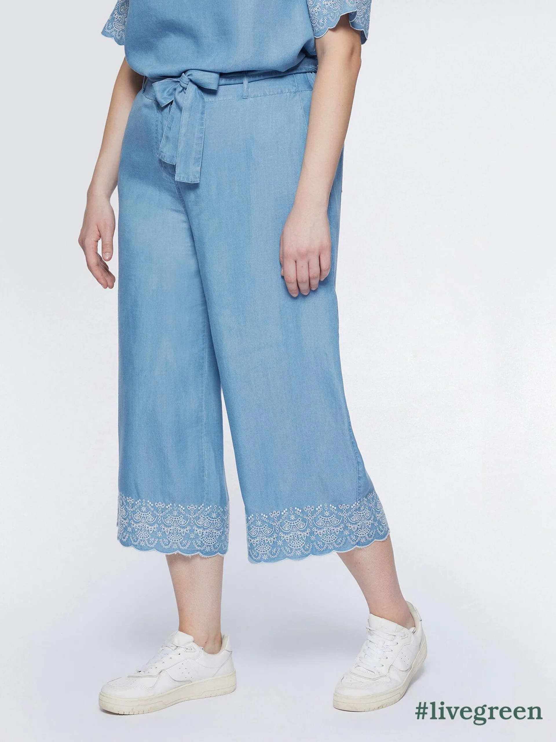 Pantaloni cropped con ricamo al fondo