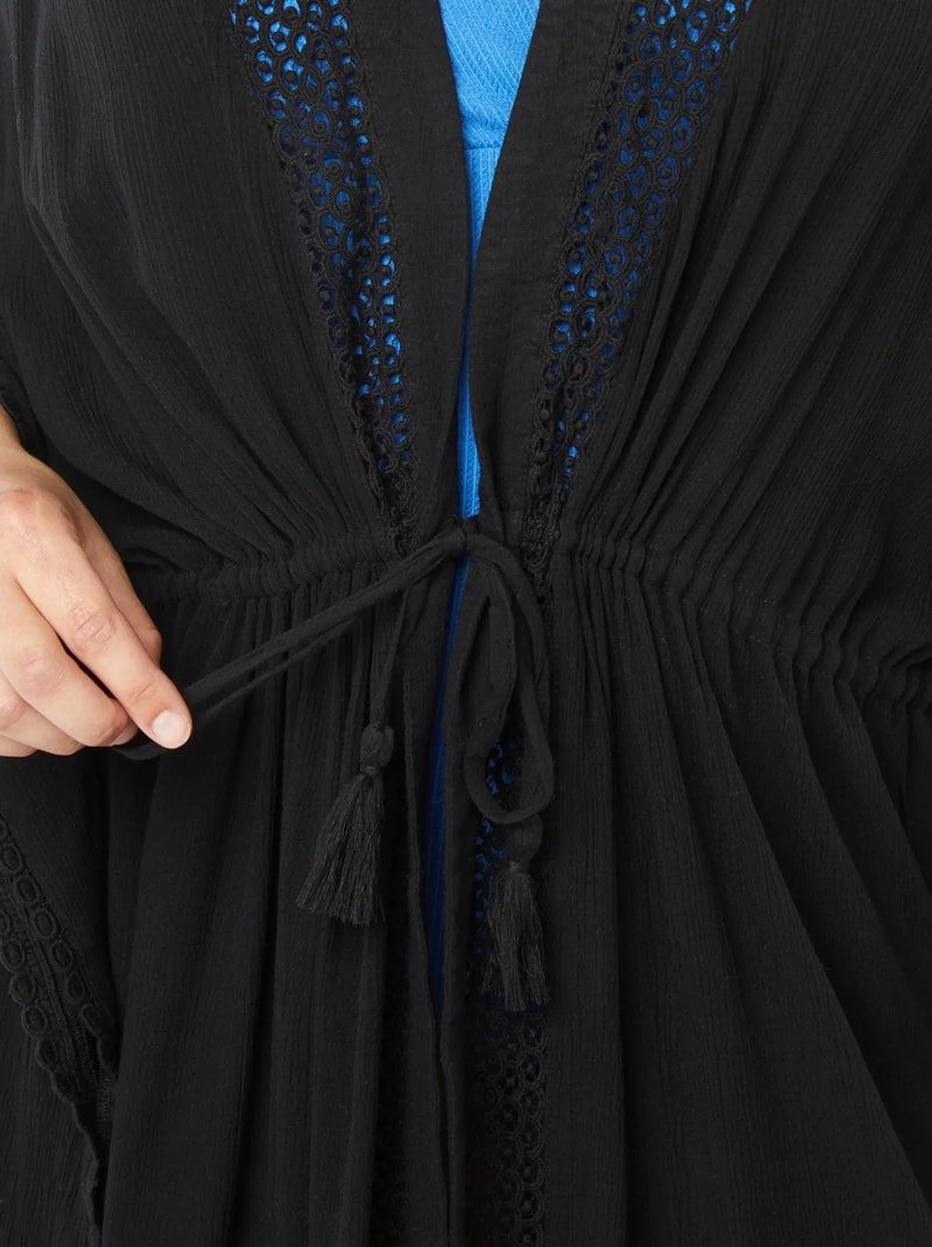 Copricostume lungo aperto con bordi in macramé - nero
