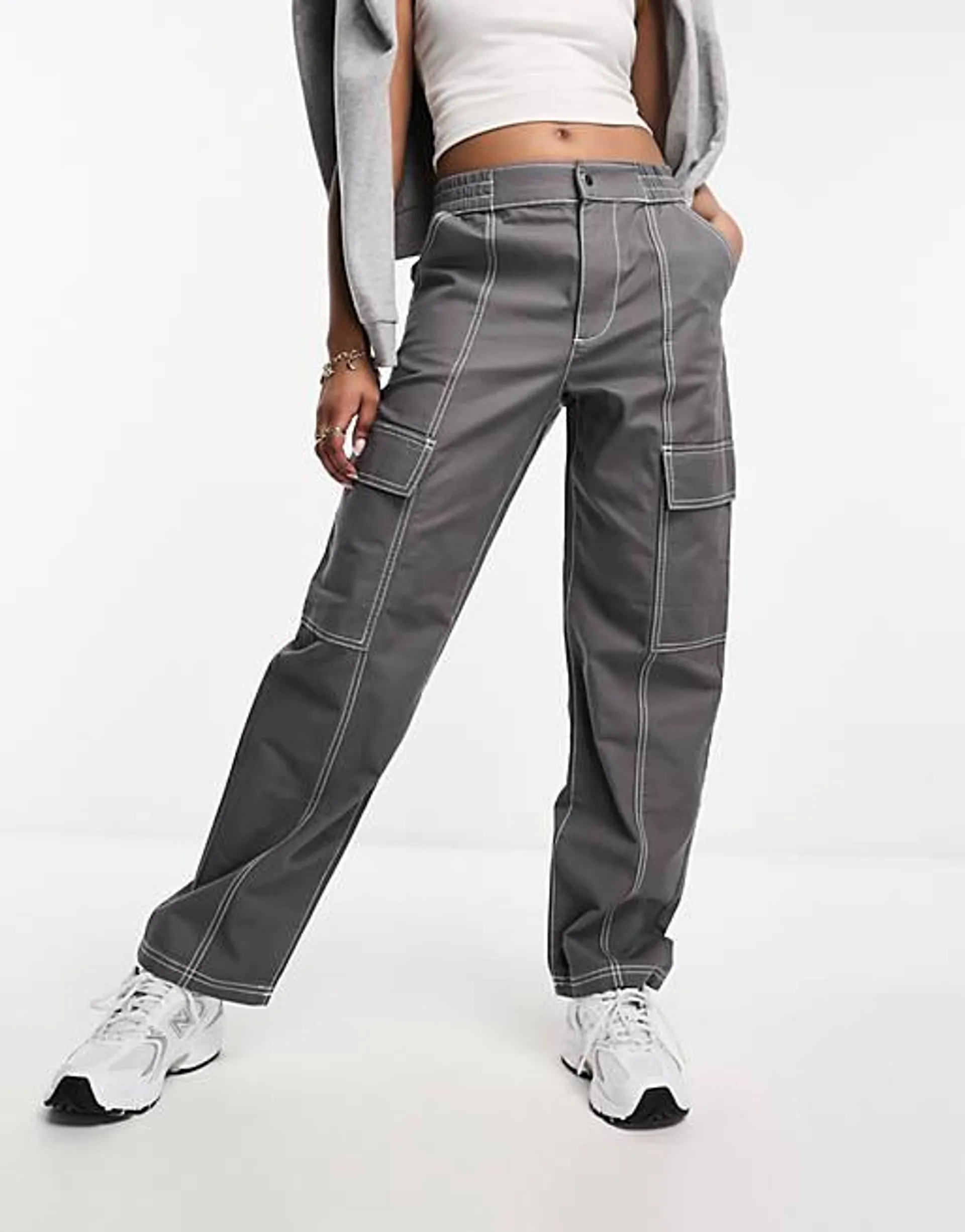 ASOS DESIGN - Pantaloni cargo grigi con cuciture a contrasto