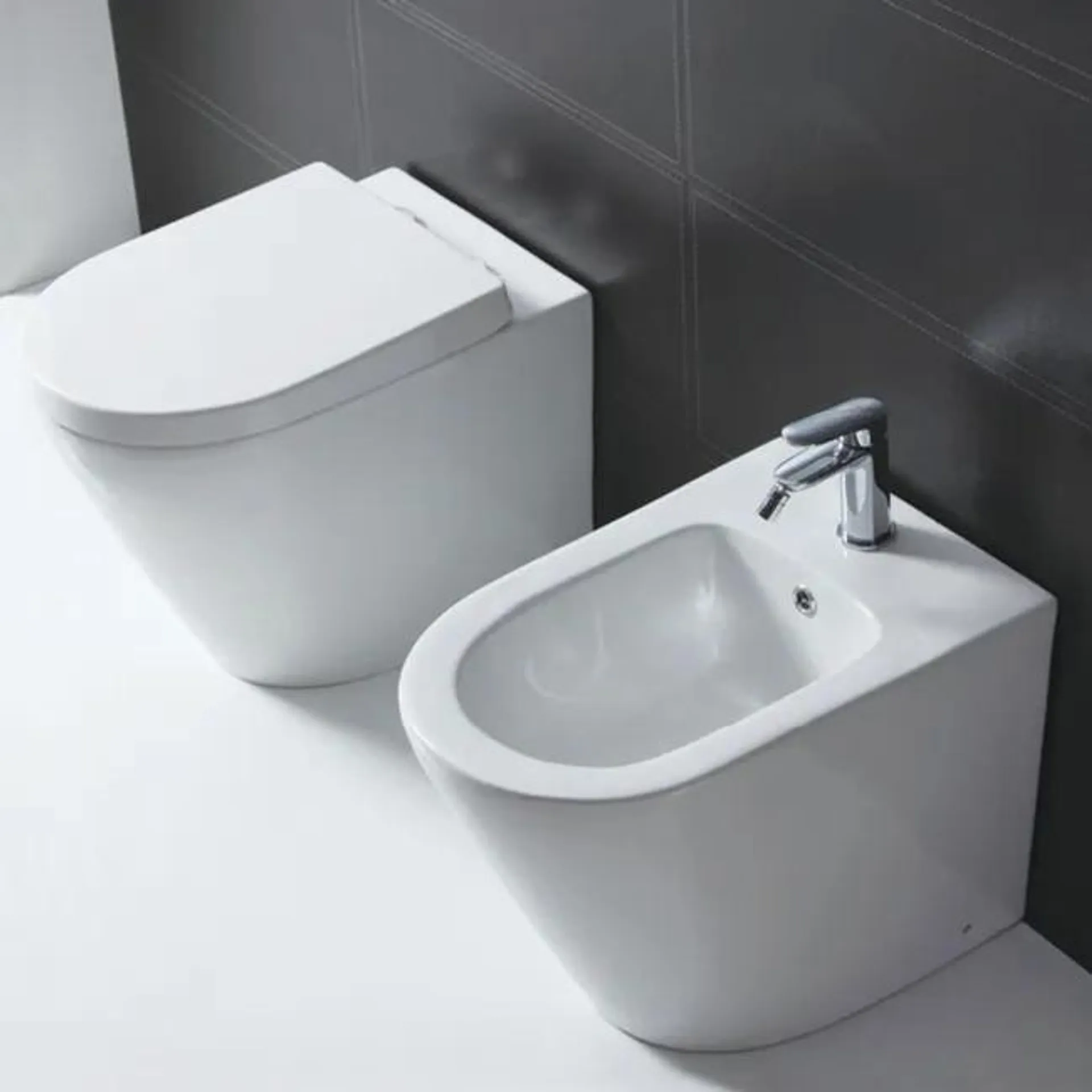 Coppia sanitari filomuro scarico a parete SENSEA compacta bianco WC: P 55 x L 36 x H 39.5 cm, bidet: P 55 x L 37 x H 40 cm