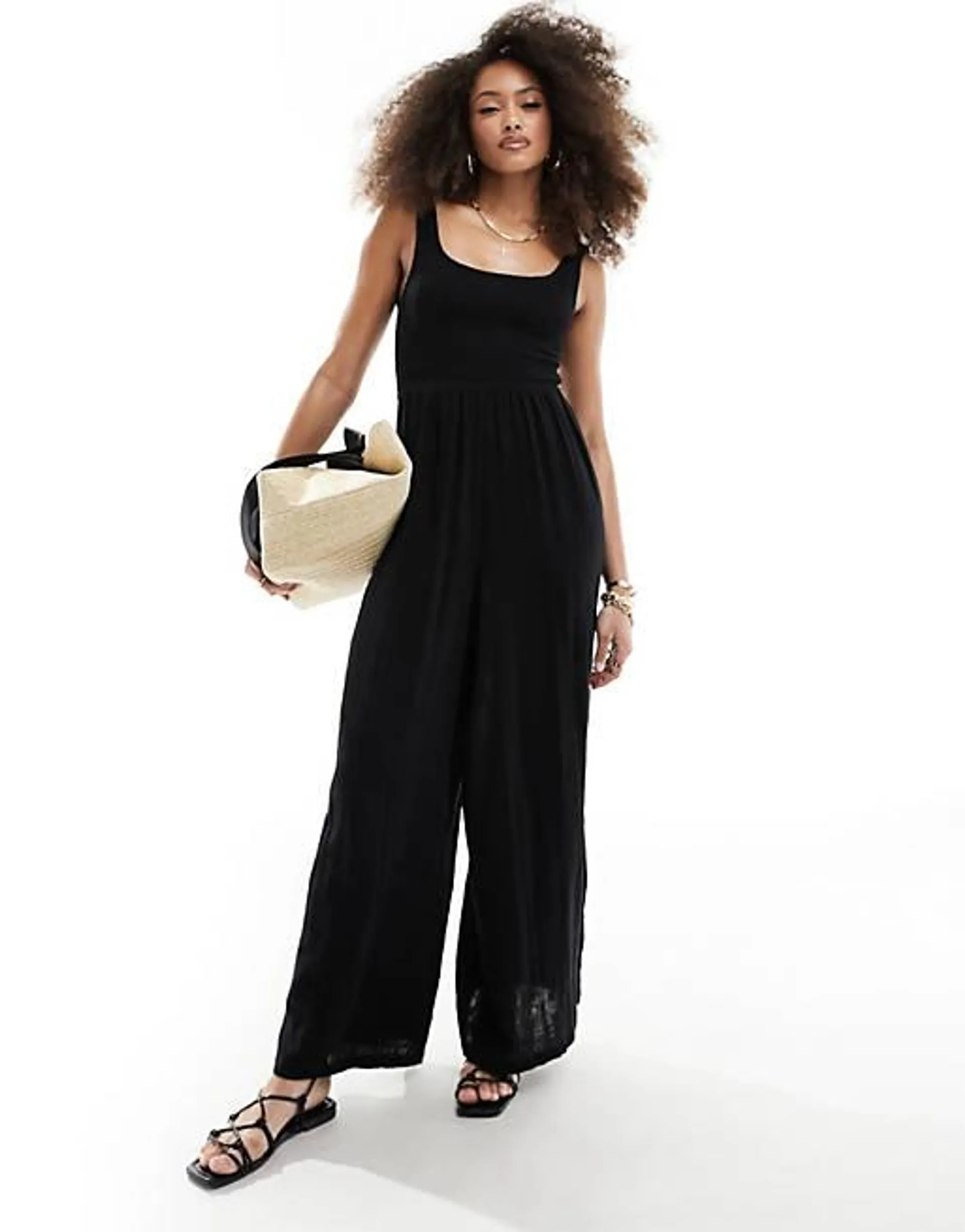 ASOS DESIGN - Tuta jumpsuit a fondo ampio con scollo rotondo nera