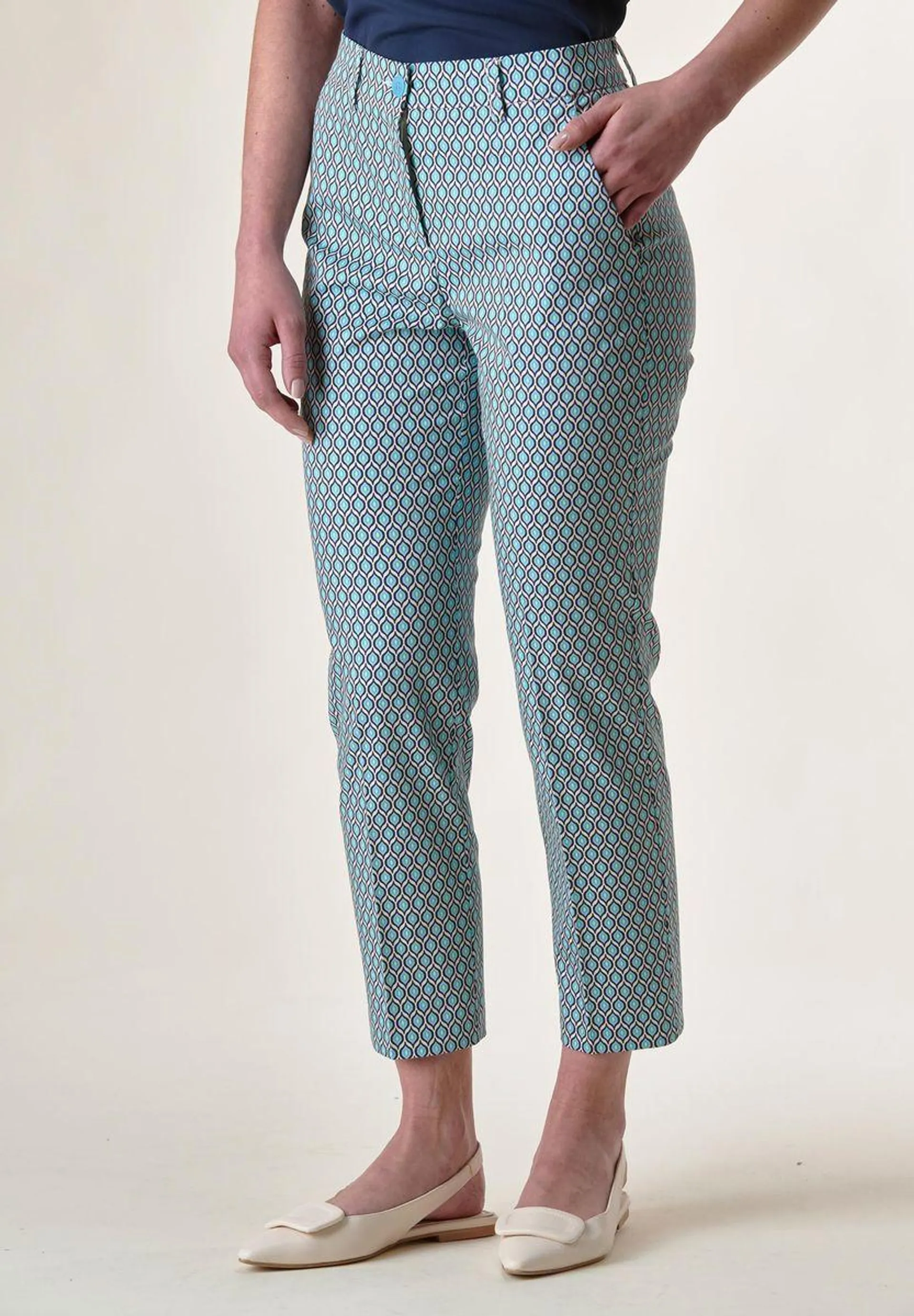 Pantalone azzurro capri fantasia pavone