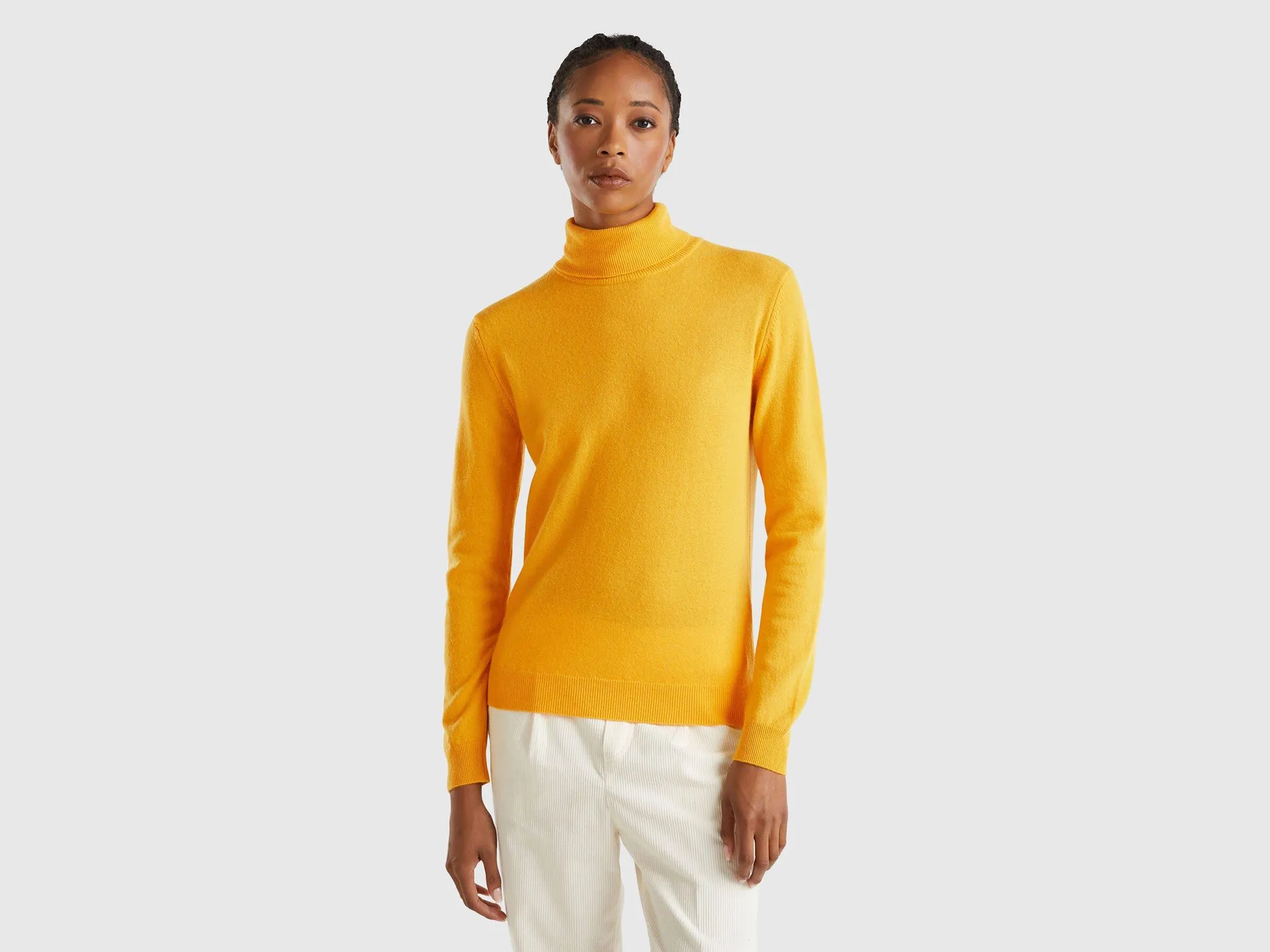 Maglione dolcevita giallo ocra in pura lana Merino