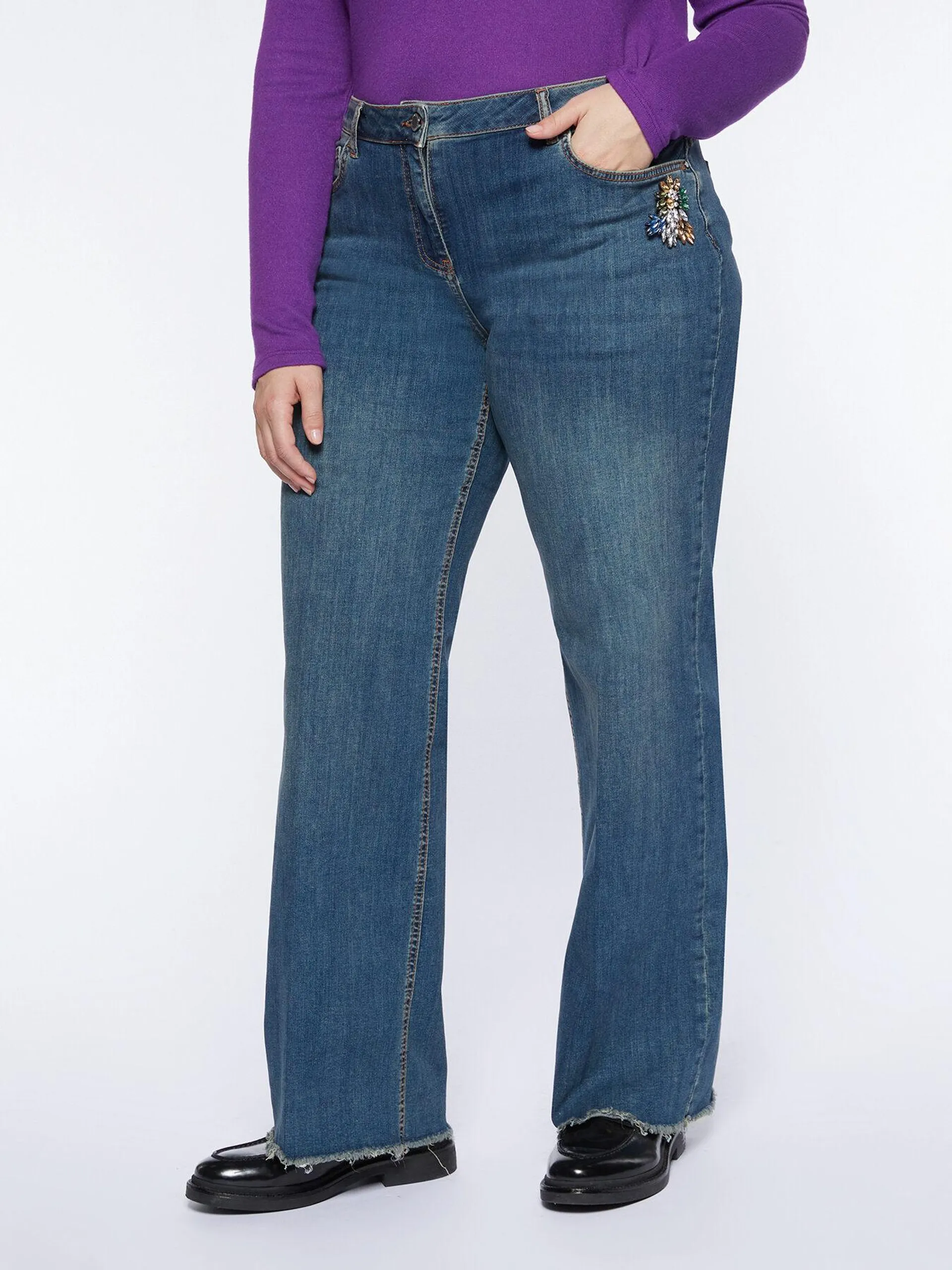 Jeans wide leg con spilla