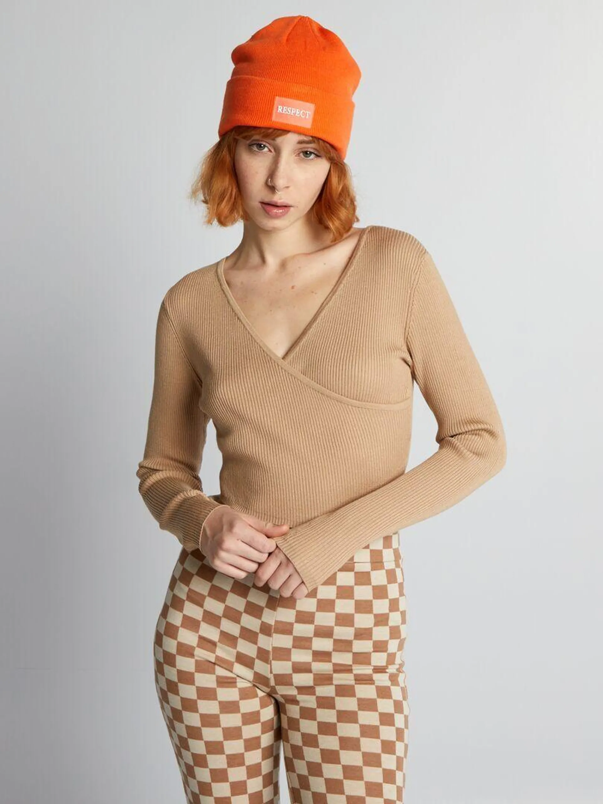 Pullover a coste con scollo incrociato - BEIGE