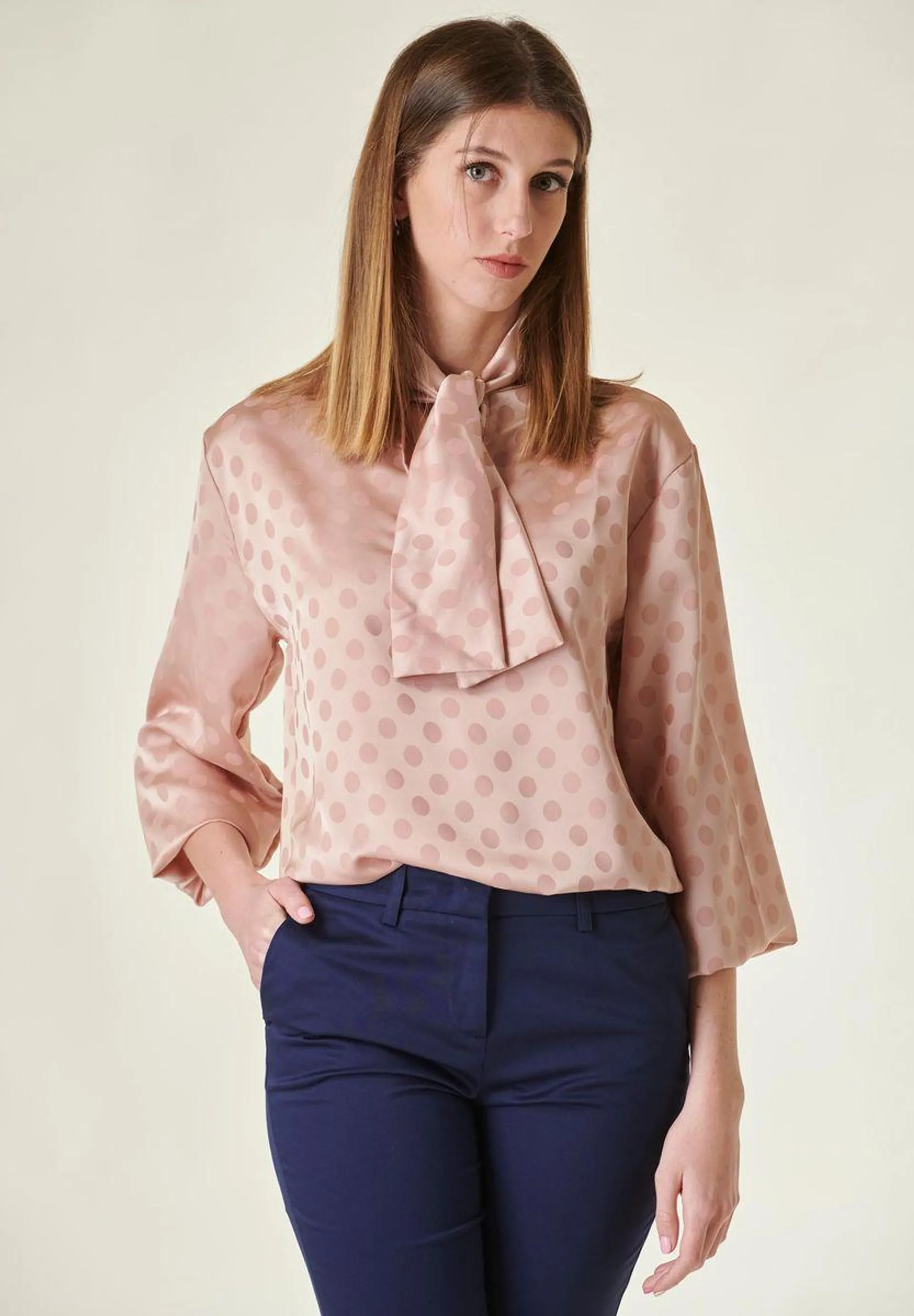 Camicia rosa fiocco al collo pois