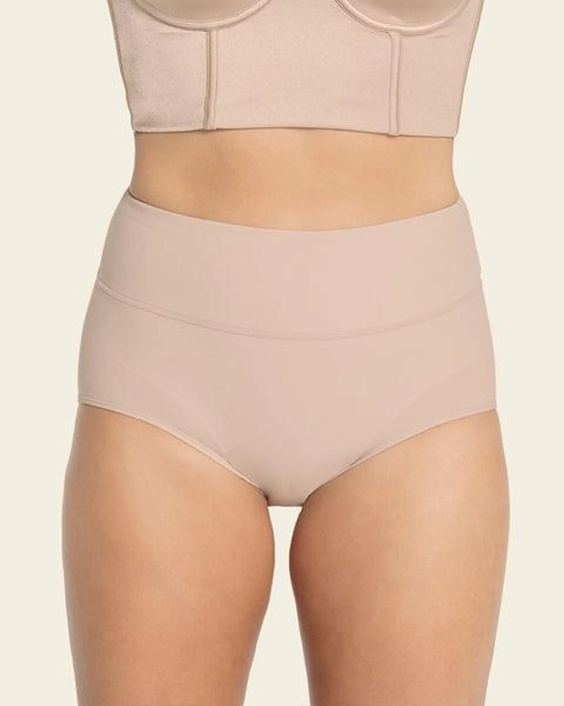 Panty faja de control moderado tiro alto en SkinFuse