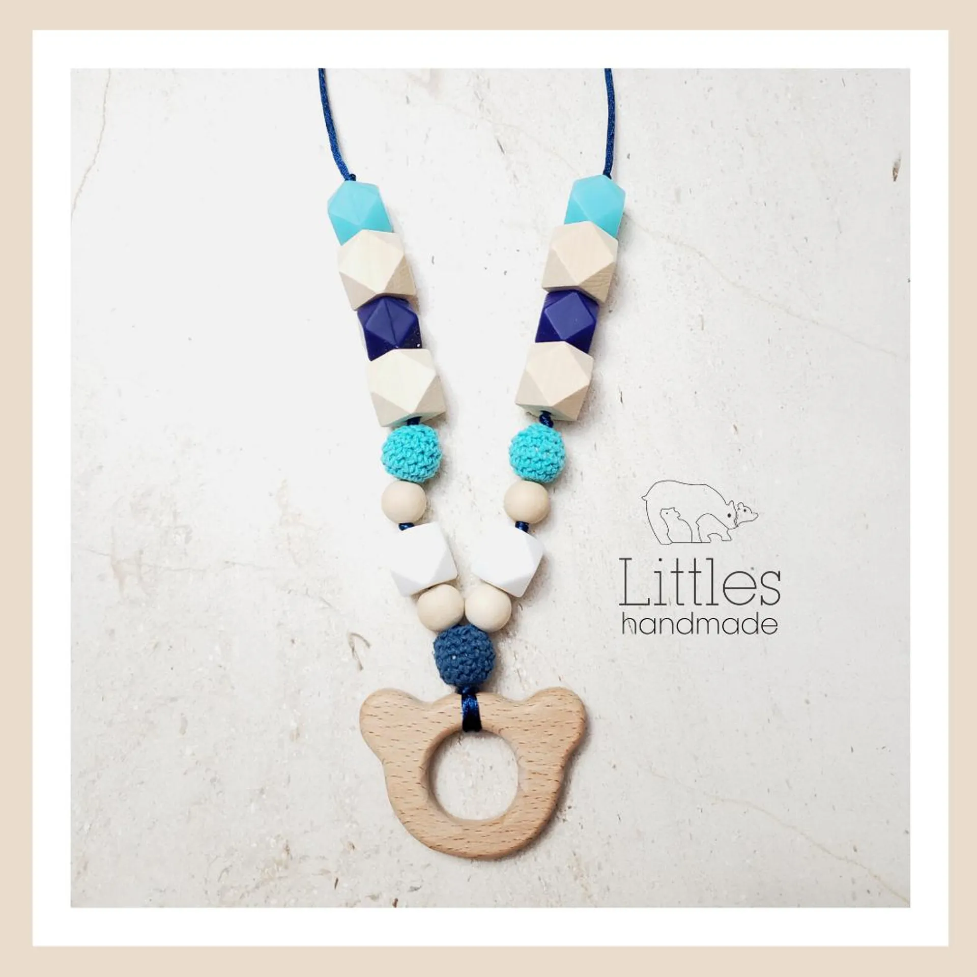 collar de lactancia con figura de madera