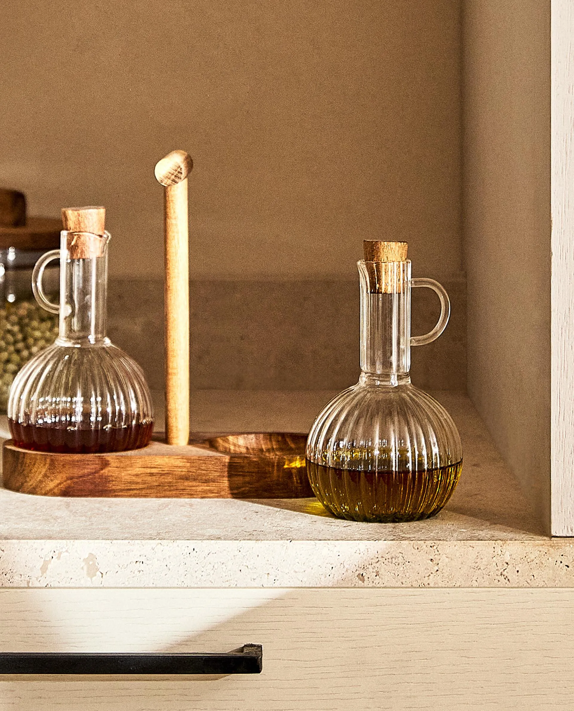 BOROSILICATE GLASS AND WOOD CRUET SET