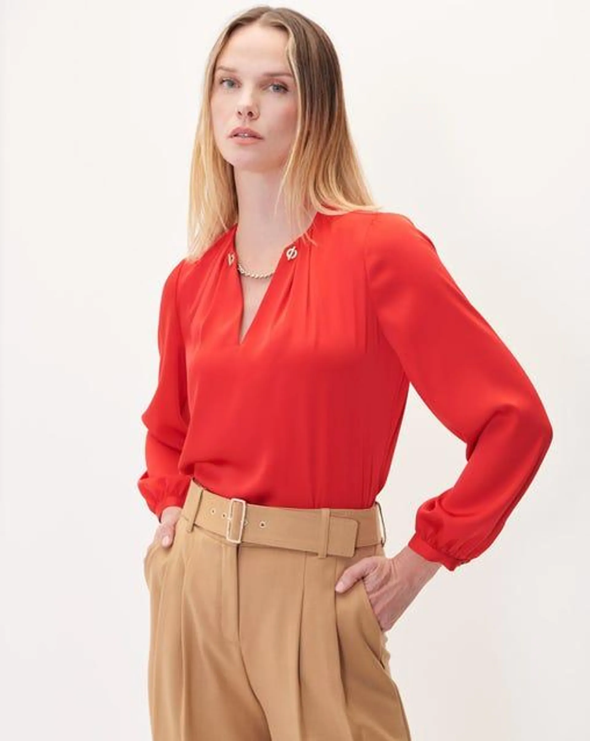 Blusa De Satín Rojo Escarlata Escote V Alforzas Y Cadena