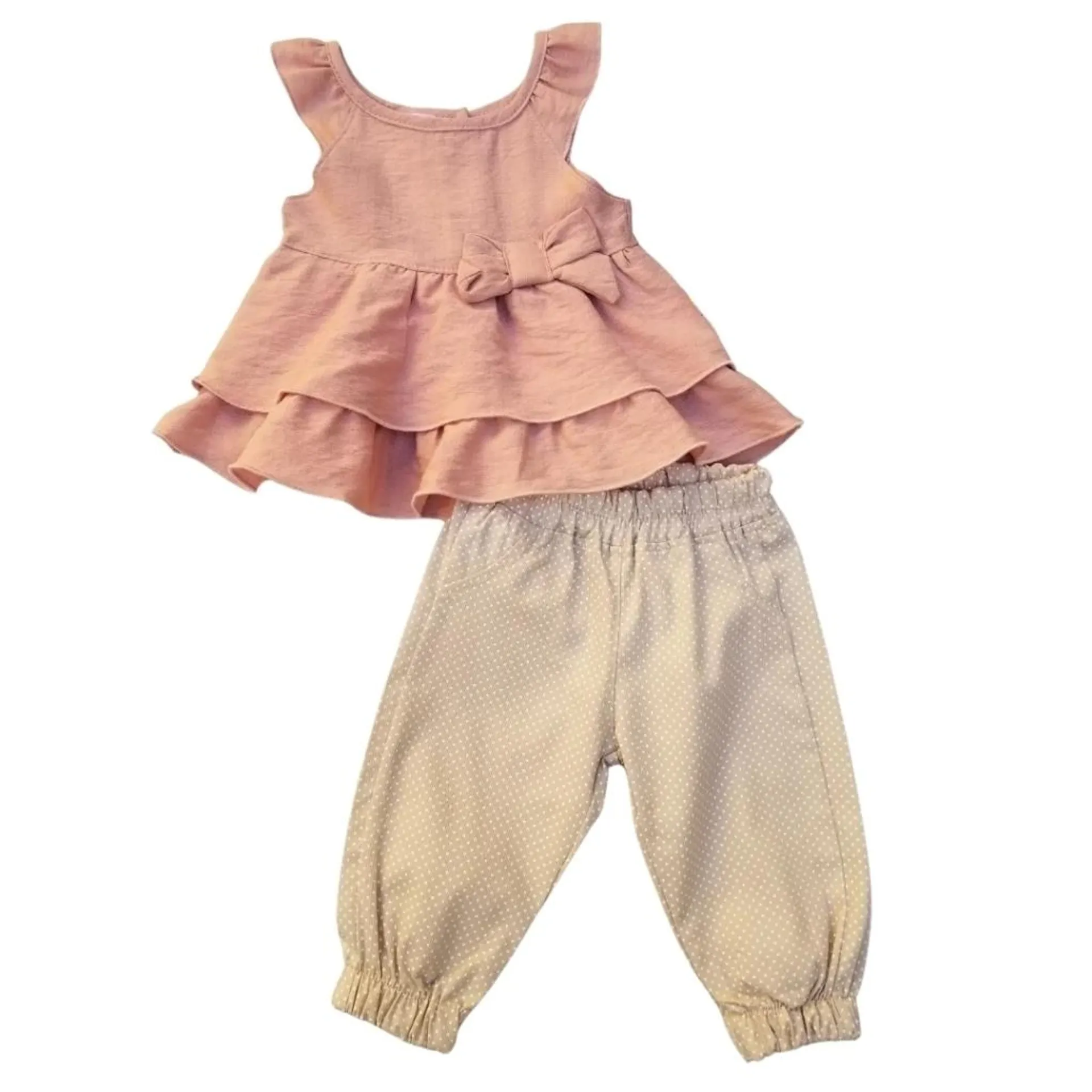 Conjunto blusa con olanes y pantalón con puntitos