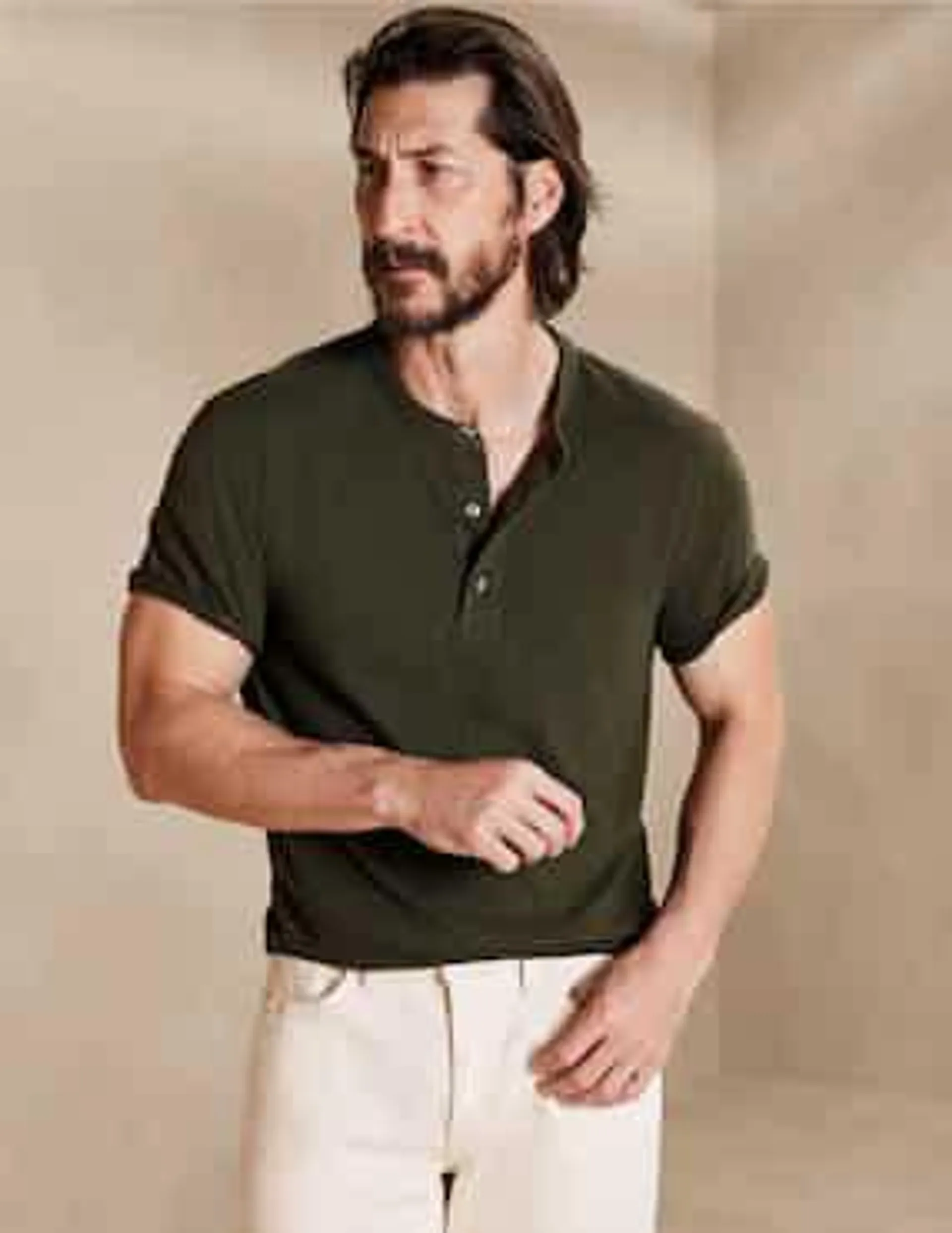 Playera cuello henley para hombre