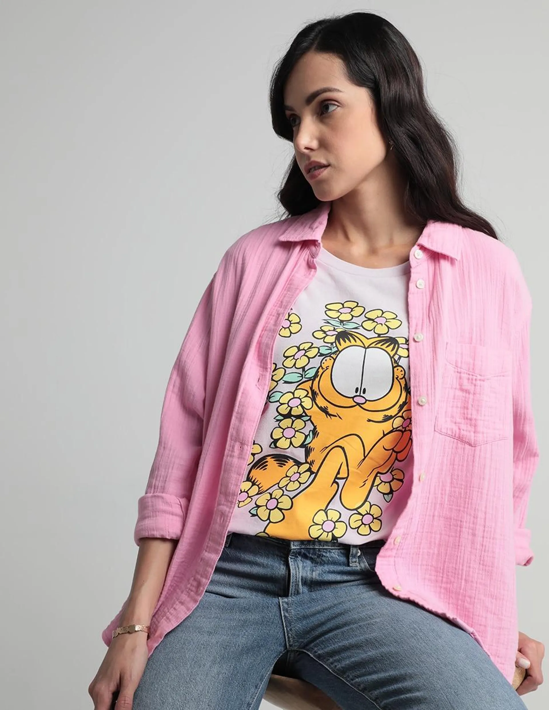 Playera manga corta Garfield cuello redondo para mujer