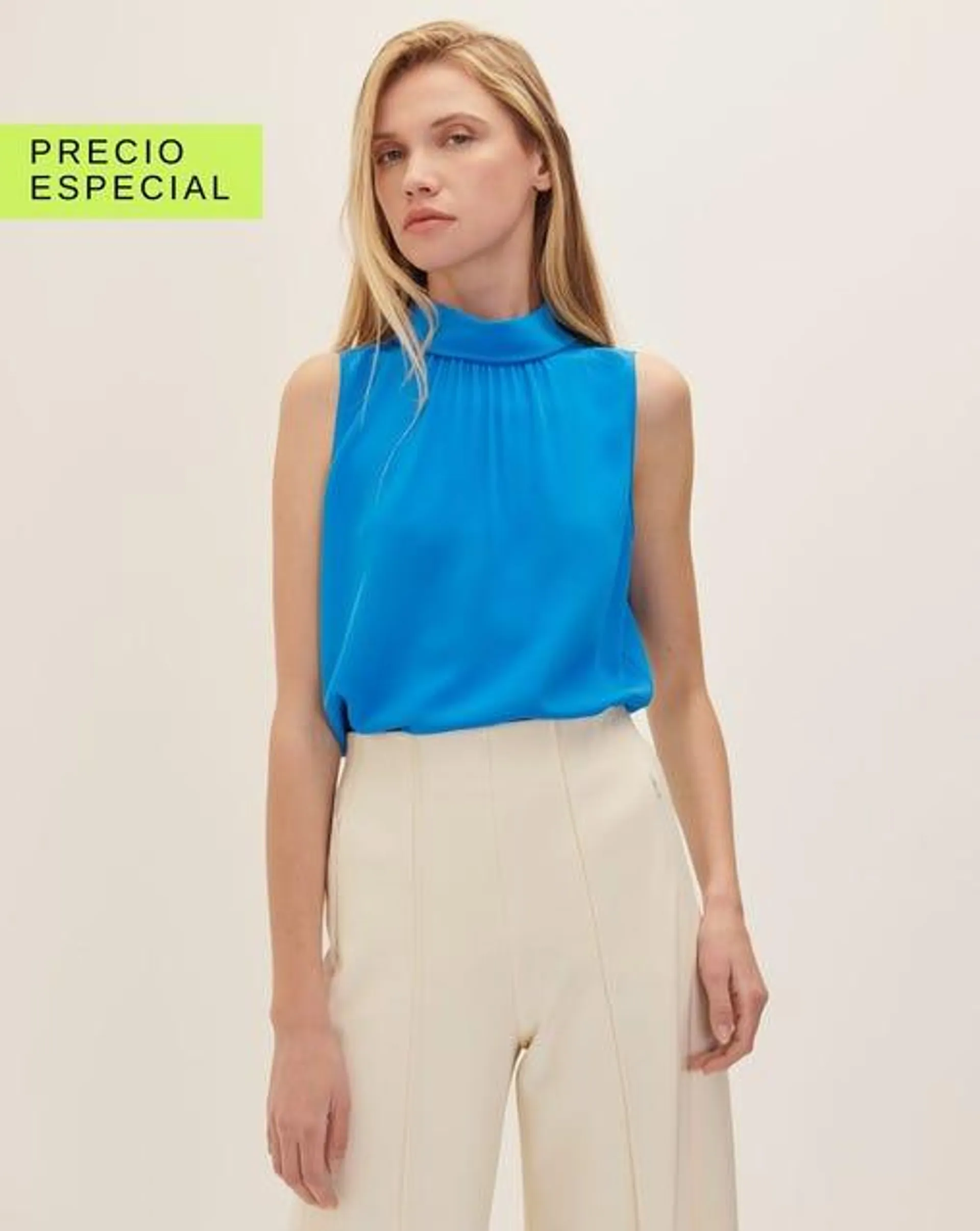 Blusa Azul Cuello Alto Con Pliegues