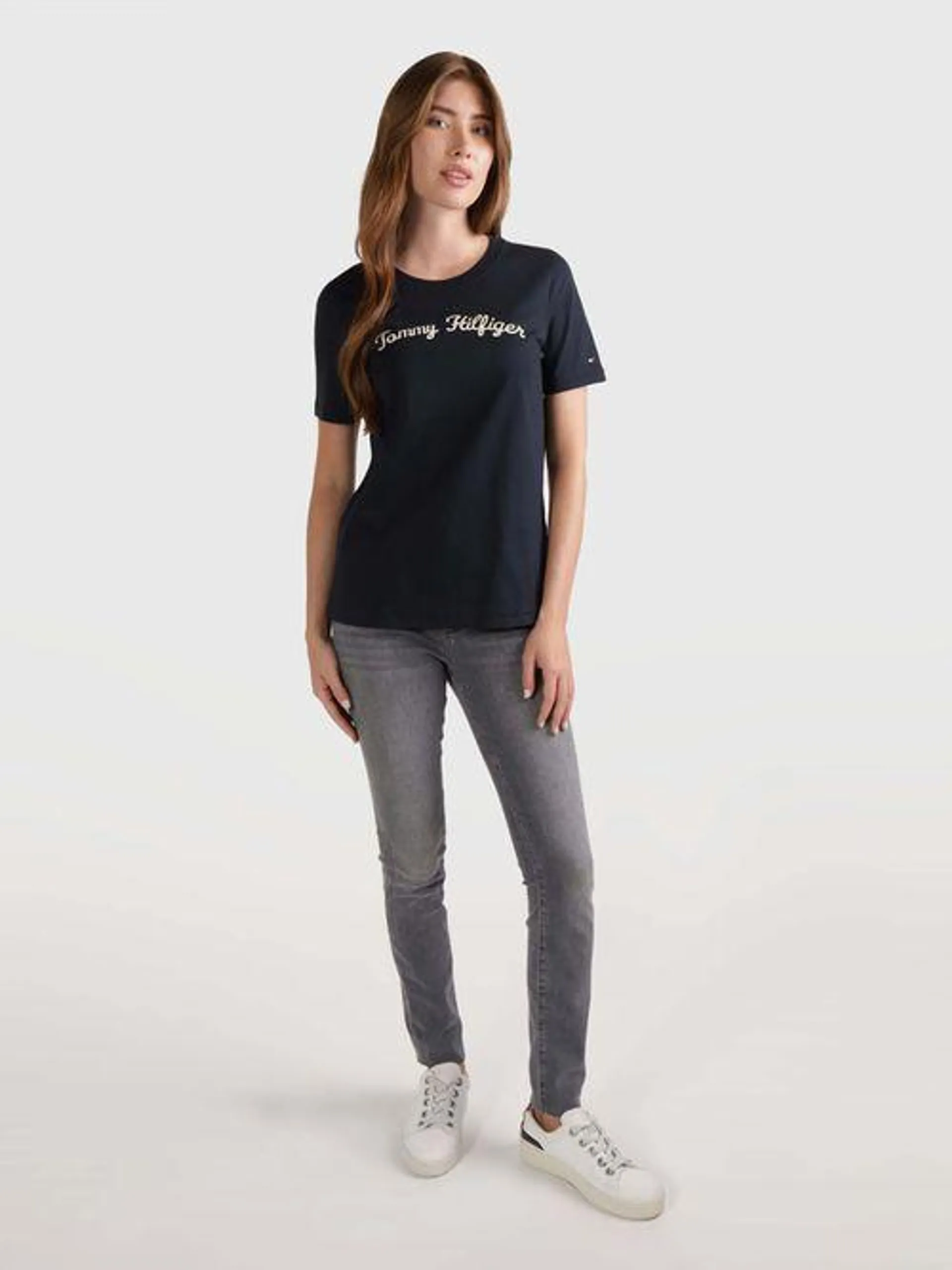 Playera con logo en fuente Script bordado de mujer Tommy Hilfiger