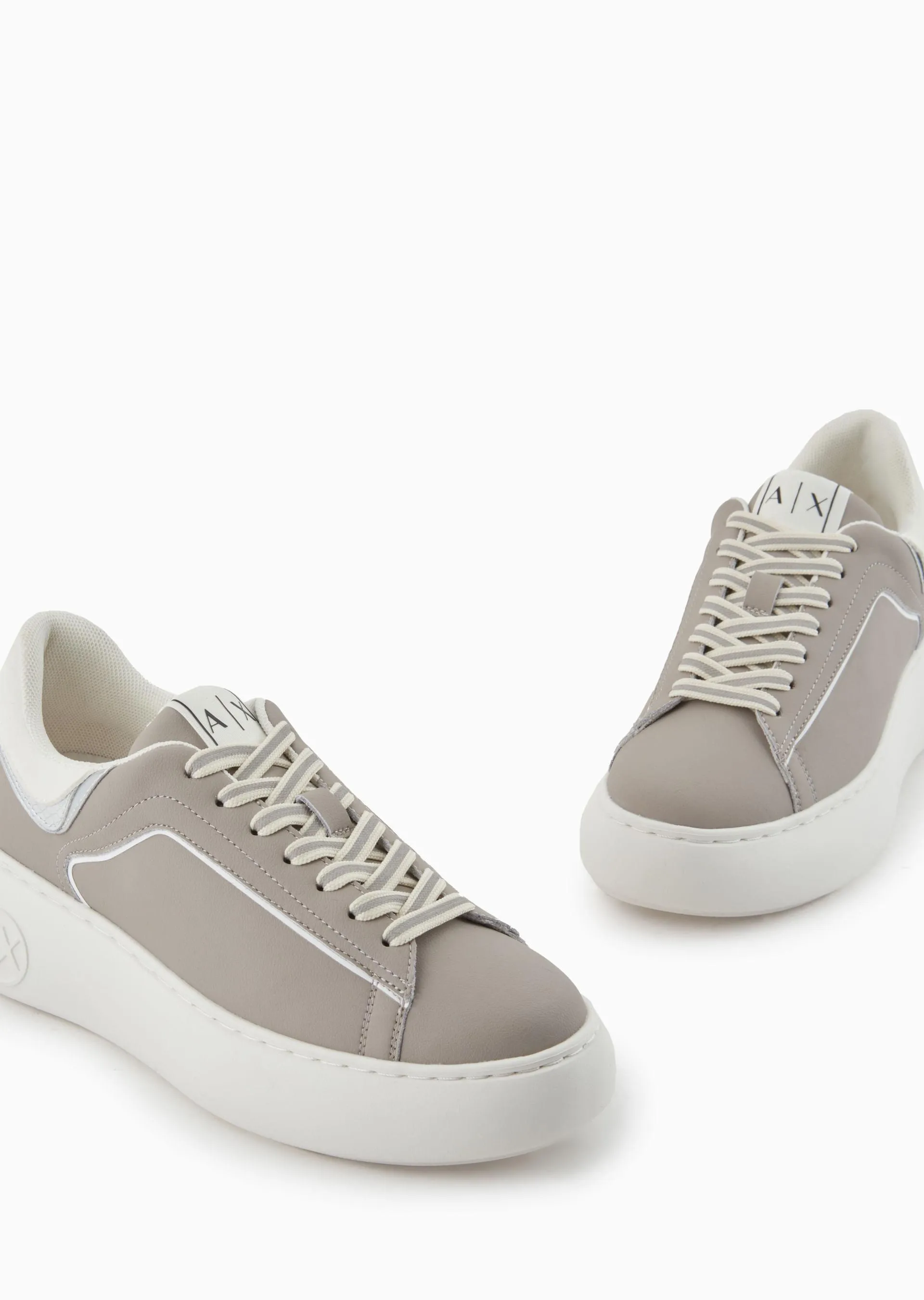 Tenis de piel con detalle en contraste
