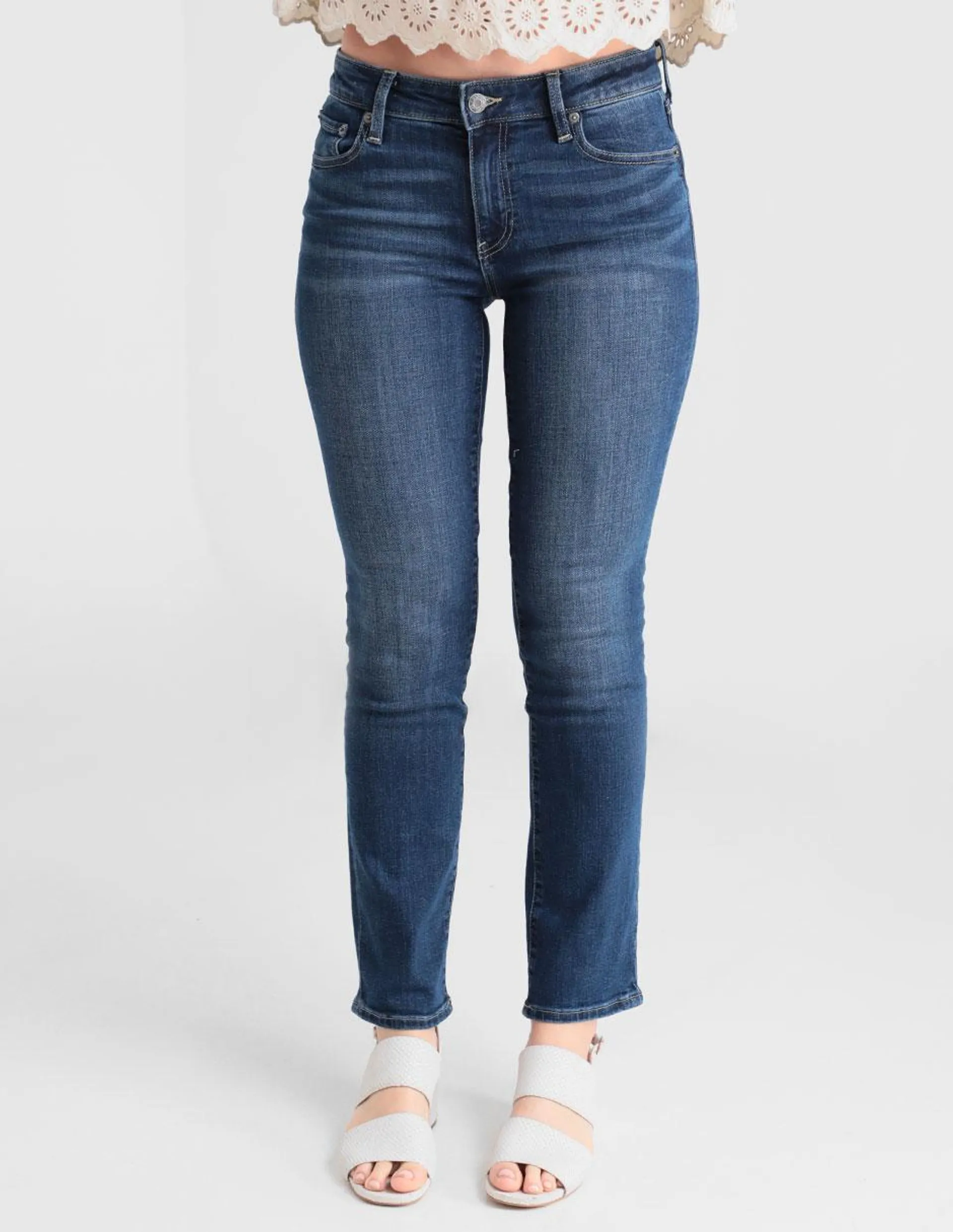 Jeans straight lavado obscuro corte cintura para mujer