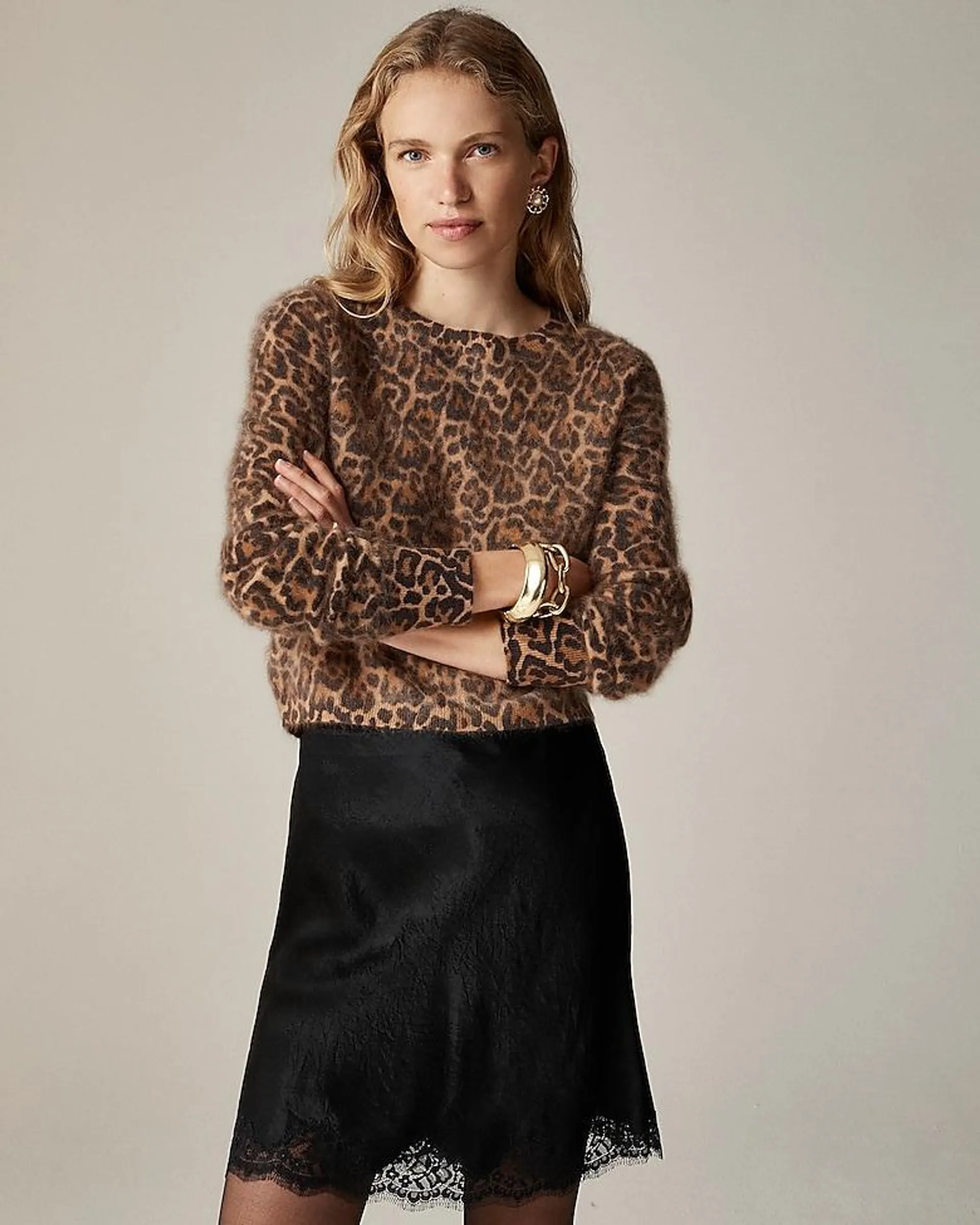 Brushed cashmere shrunken crewneck sweater in leopard print