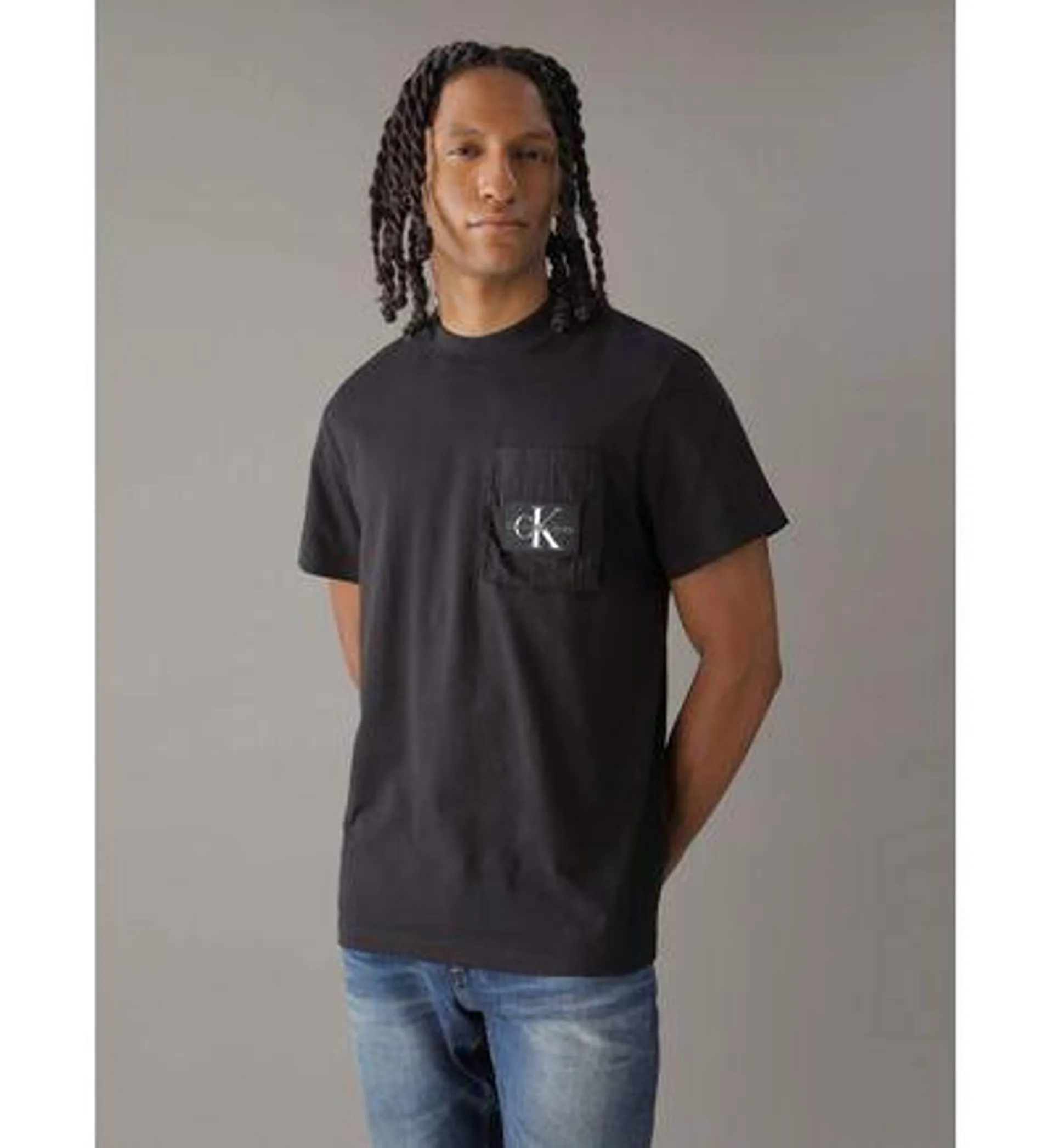 Playera Calvin Klein con Logo en Bolsillo Hombre Negro