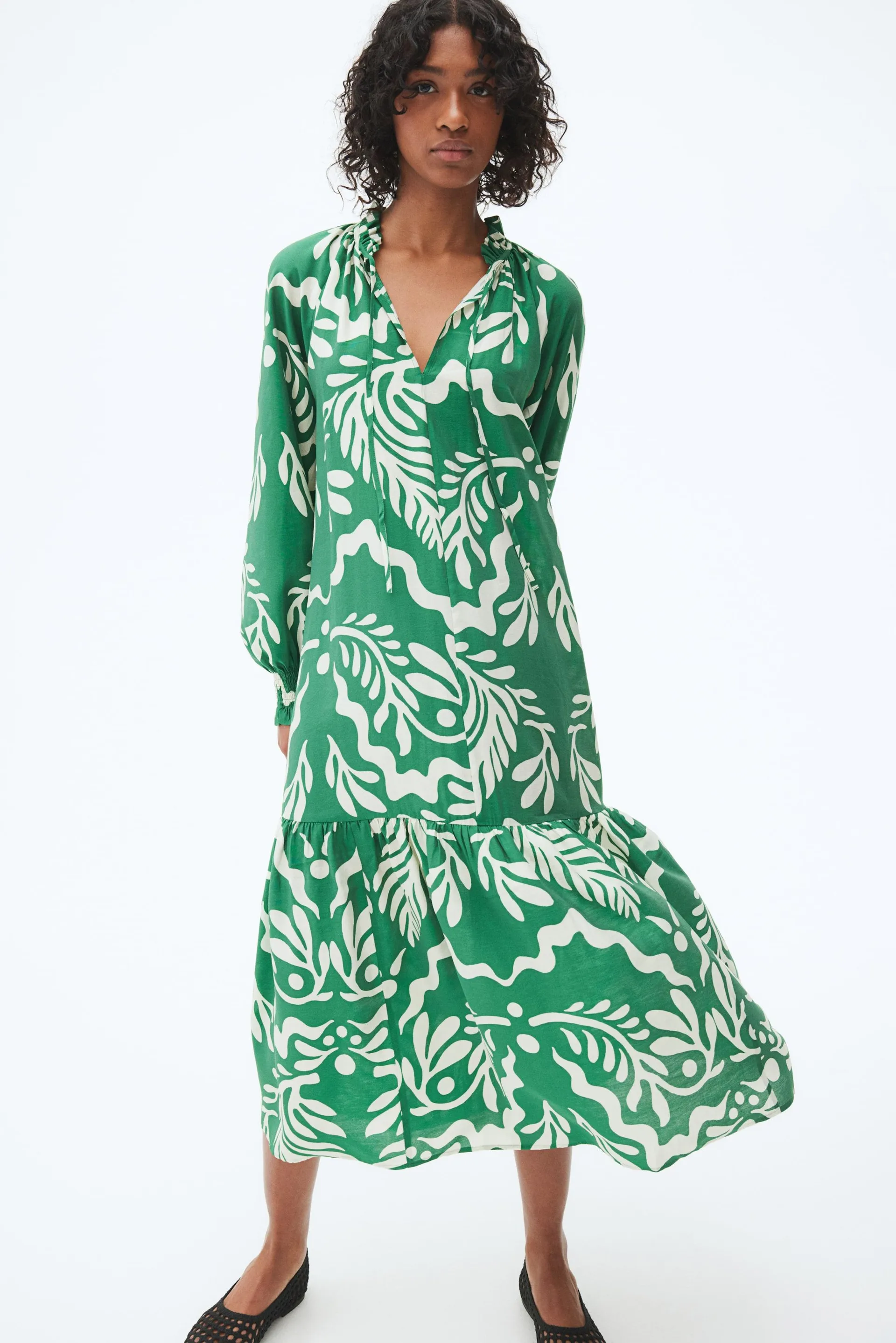 Vestido con cuello de olán