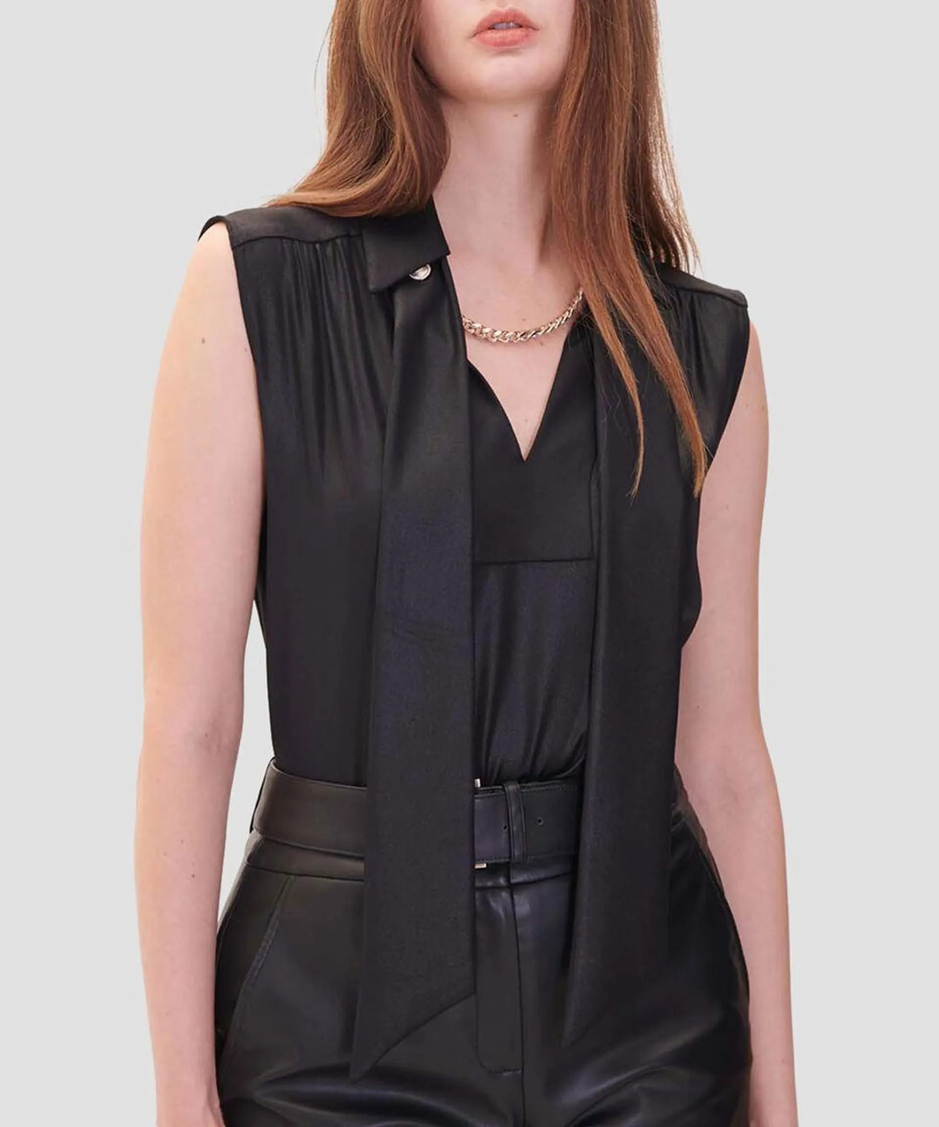 Blusa Negra Satinada Detalle Cadena Y Corbata Mujer