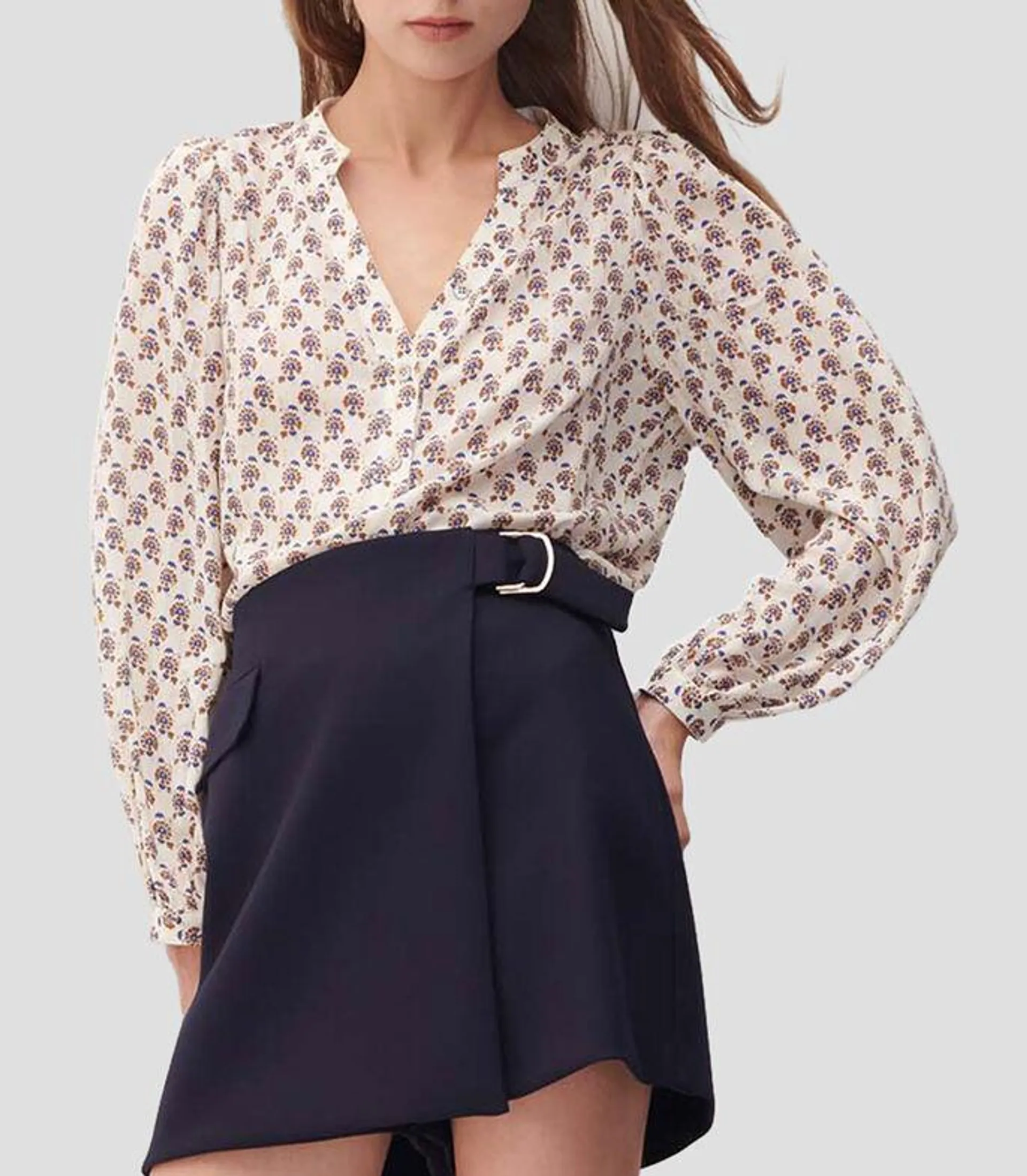 Blusa Estampada Escote V Detalles Dorados Mujer