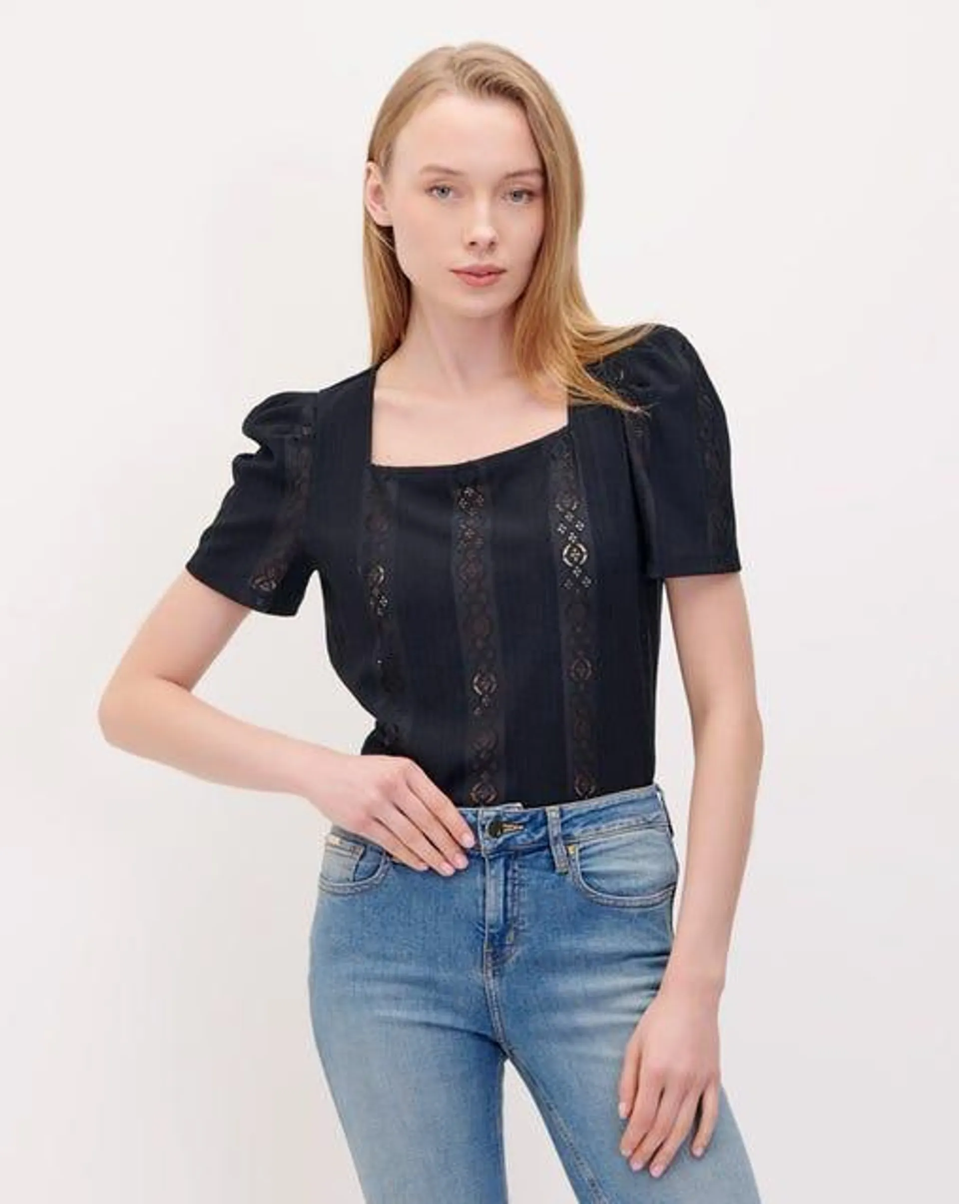 Blusa Negra Calada Escote Cuadrado