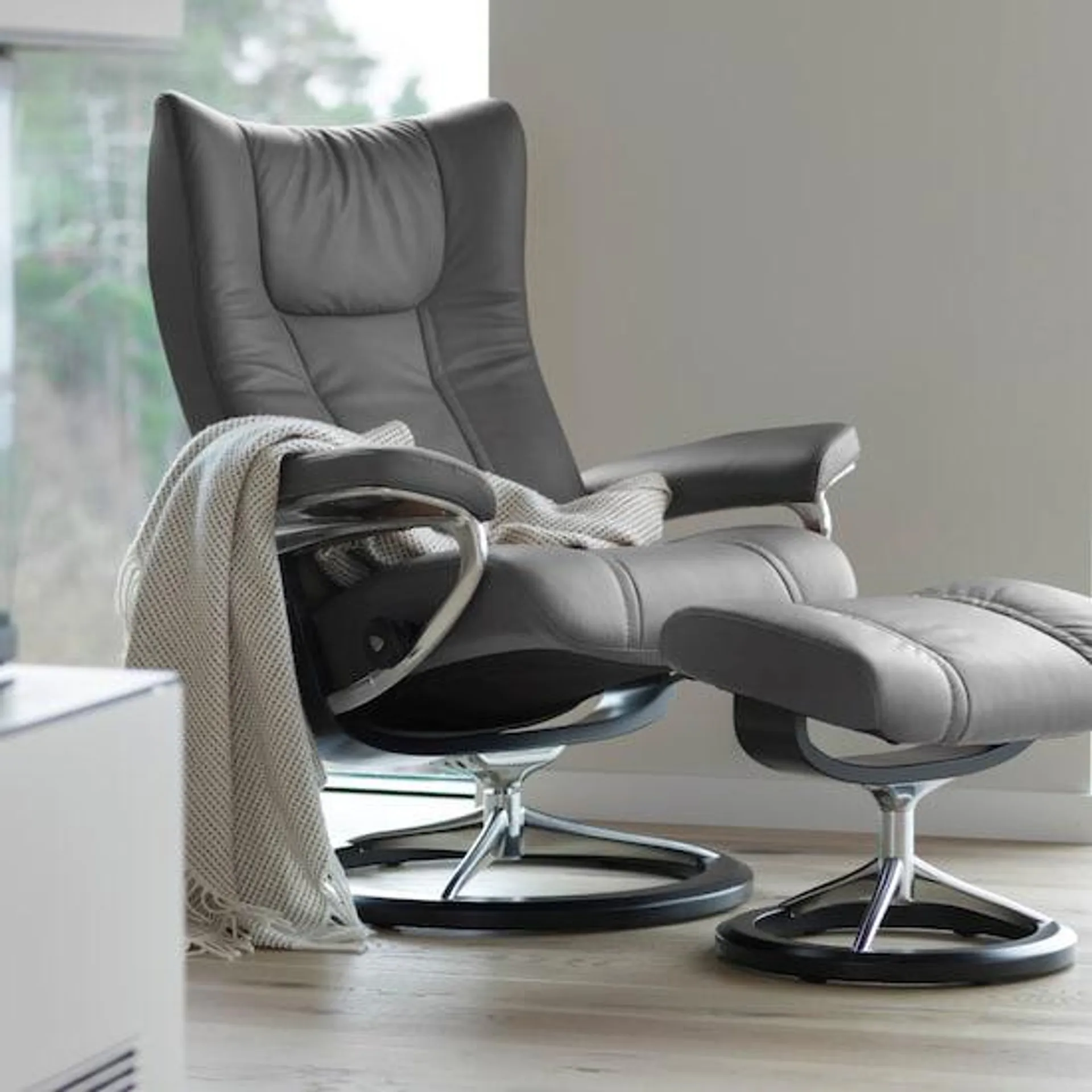 Reclinable Wenge con Taburete Mediano Signature Piel Neutral Grey Stressless