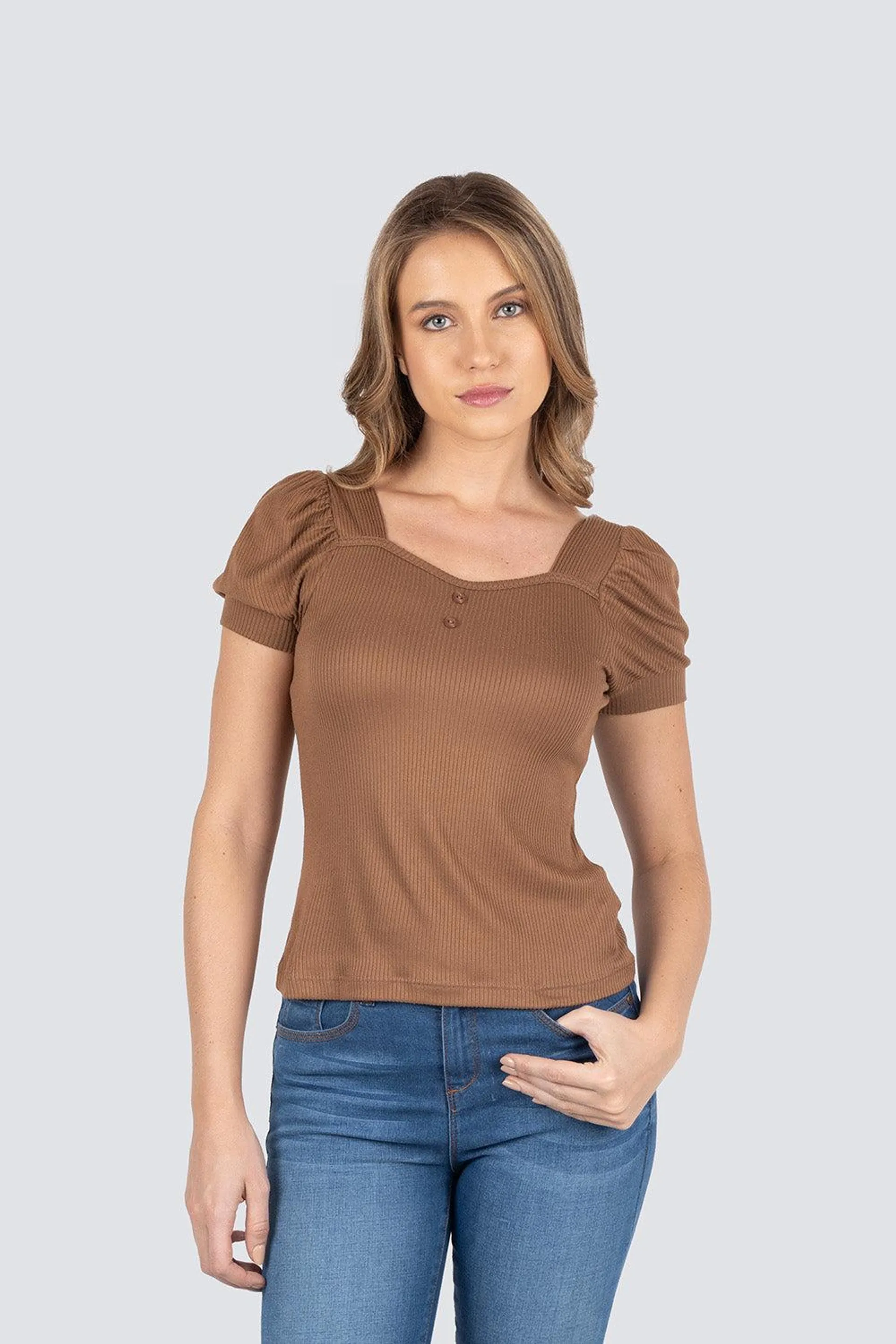 Blusa café con botones