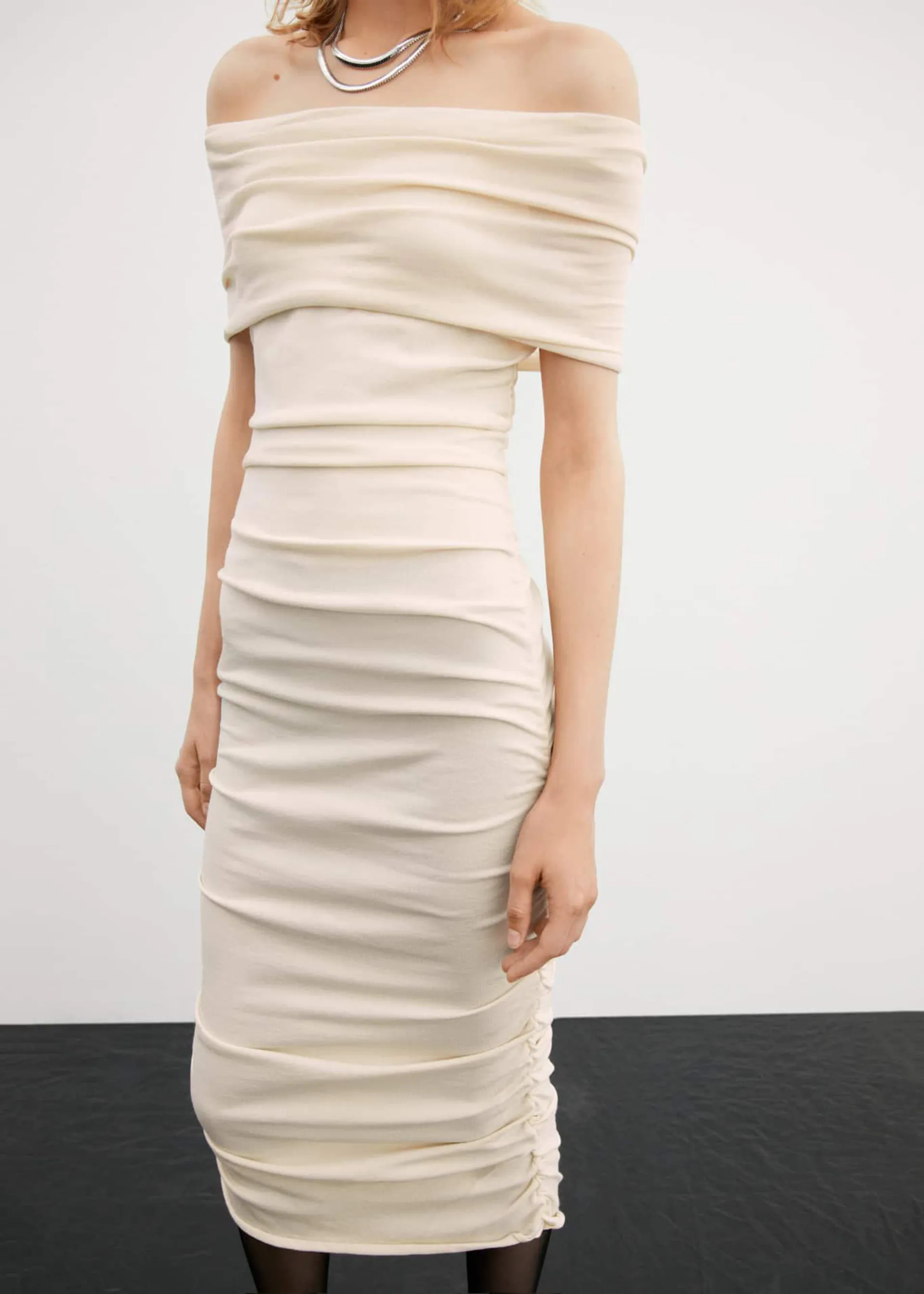 Vestido drapeado hombros descubiertos