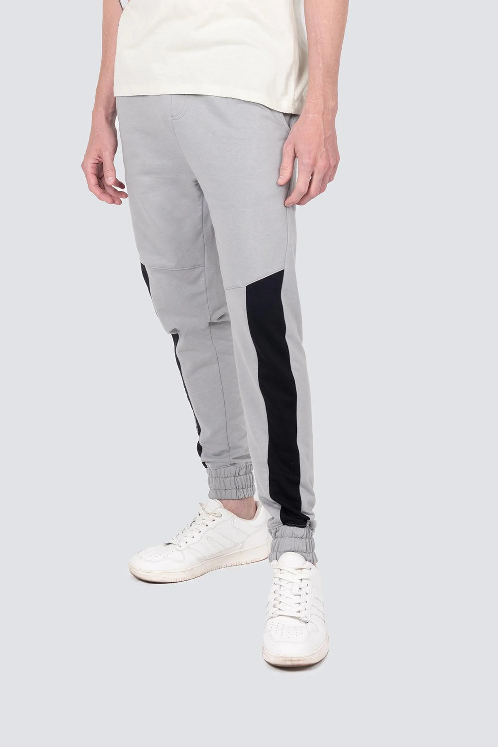 Pantalón deportivo gris con negro