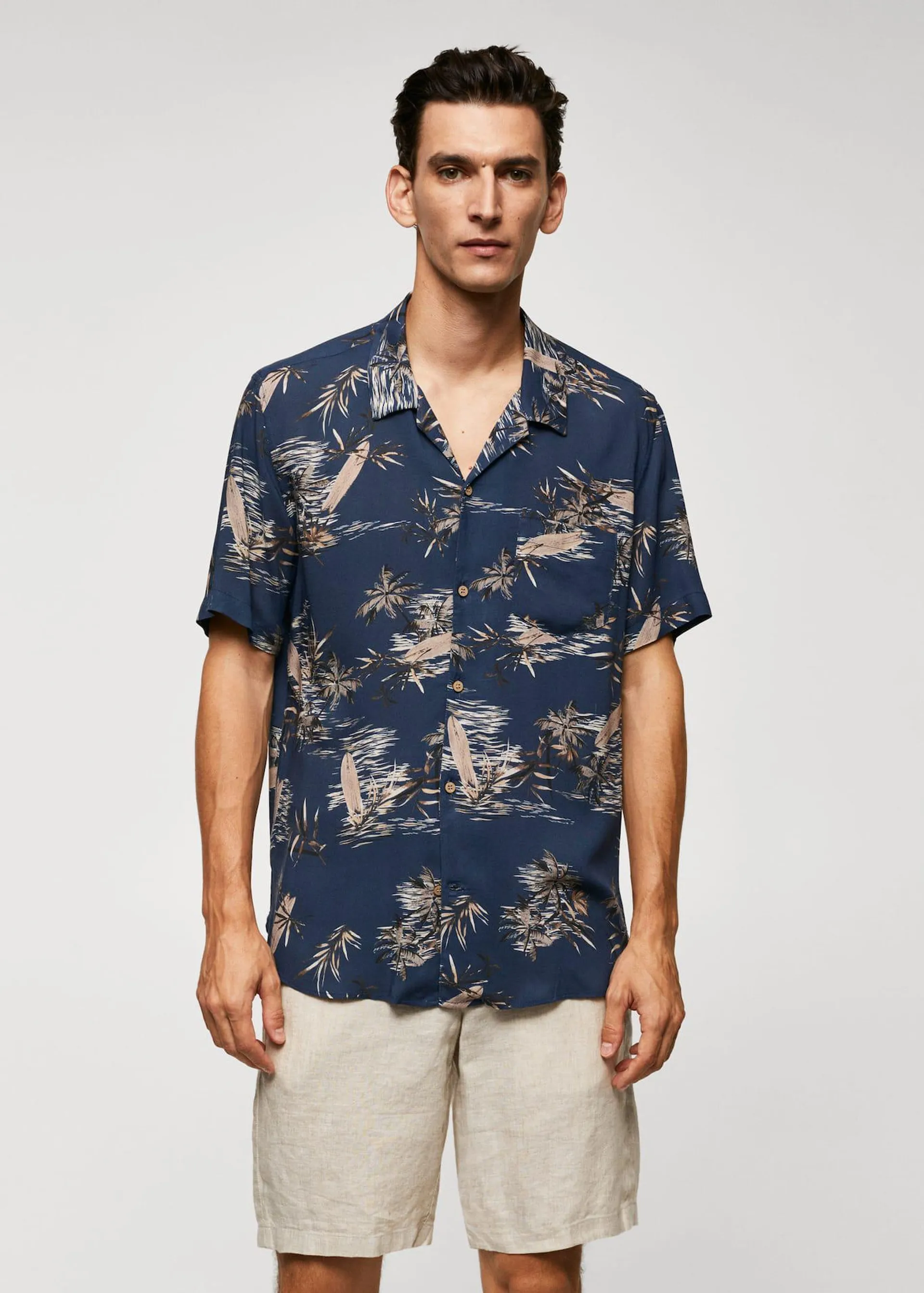Camisa regular fit estampado hojas