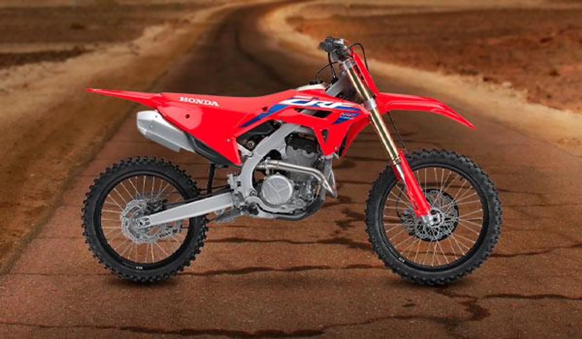 Honda CRF250R | Motor 4T, monocilíndrico, DOHC, 4 válvulas de titanio, 249 CC. Refrigeración líquida. Transmisión 5 Velocidades. Unidad Honda Pro-link® con amortiguador SHOWA.