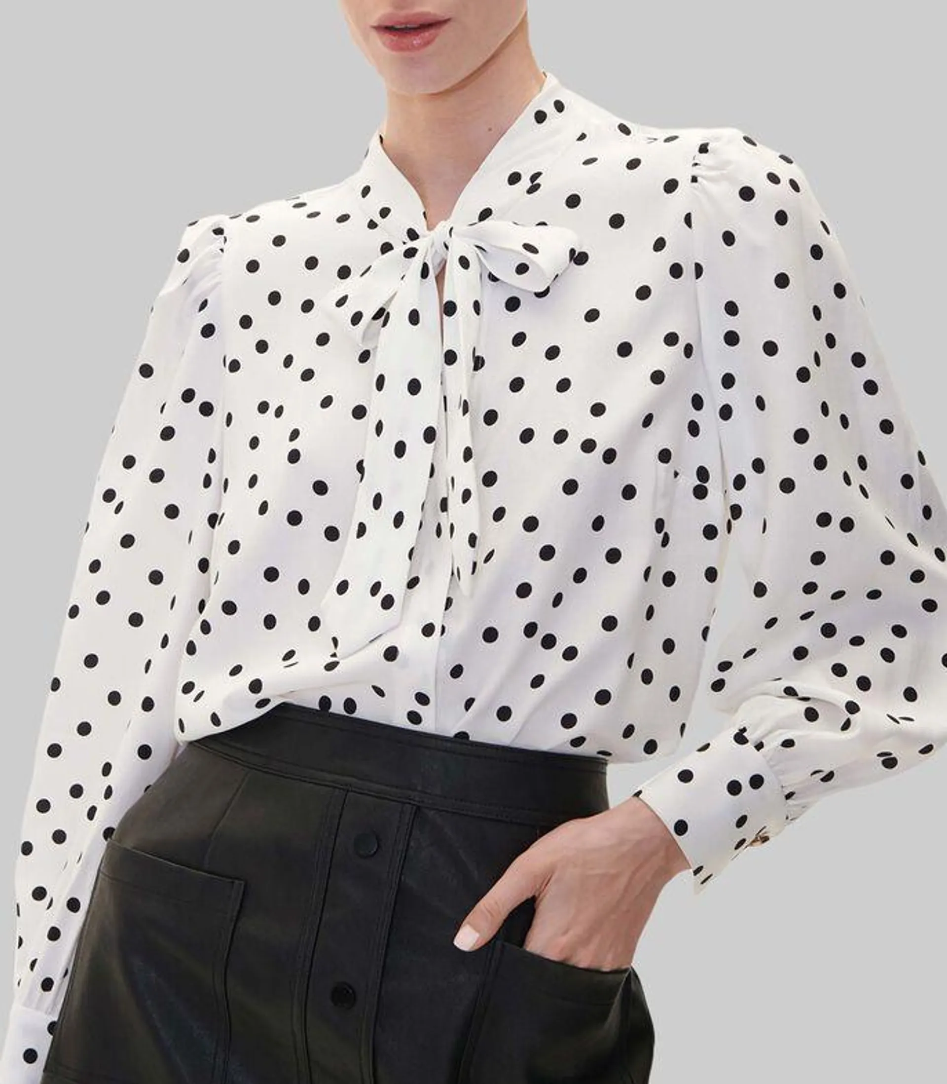 Blusa De Lunares Con Corbatín Mujer