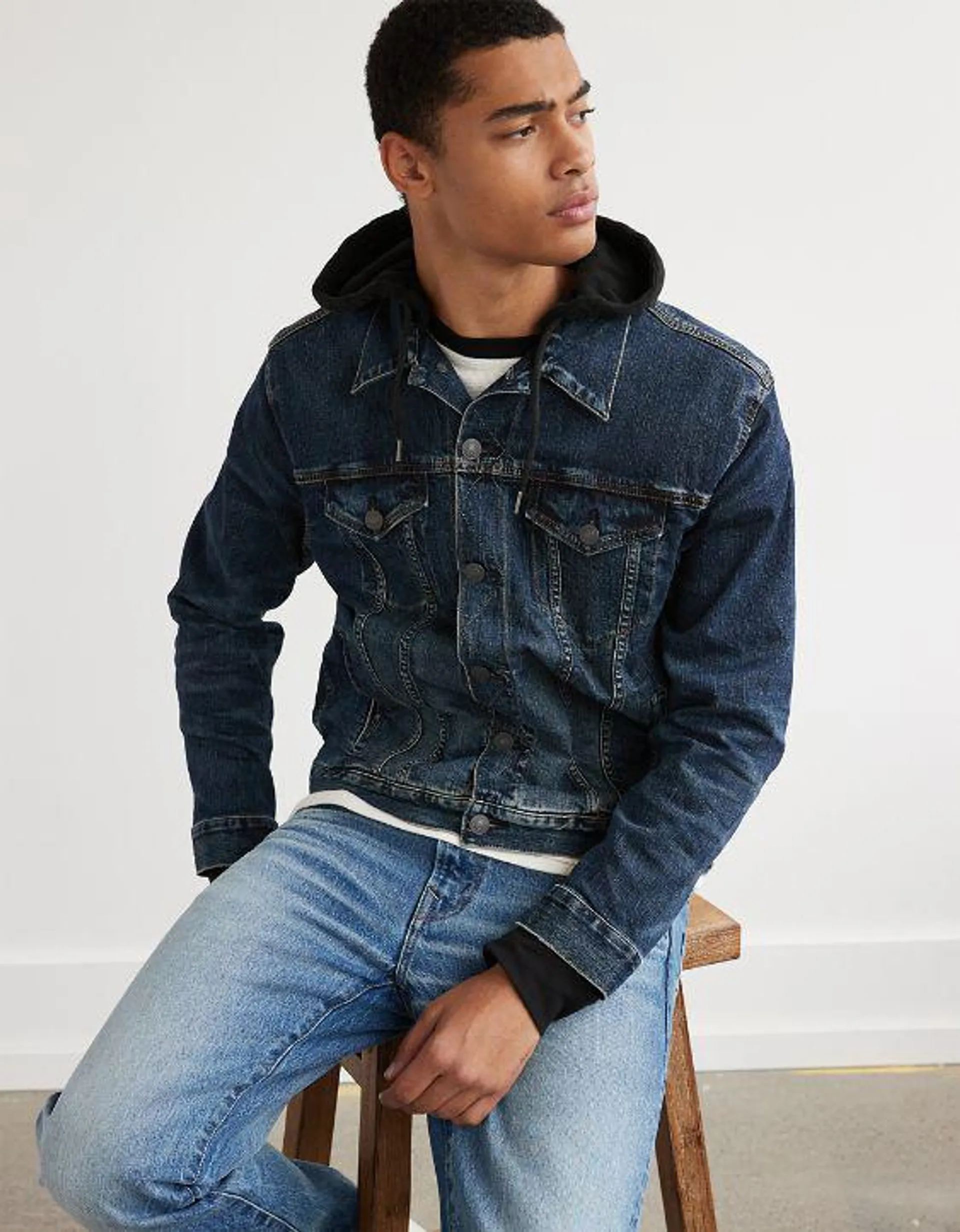 AE Chamarra Denim tipo Trucker con capucha
