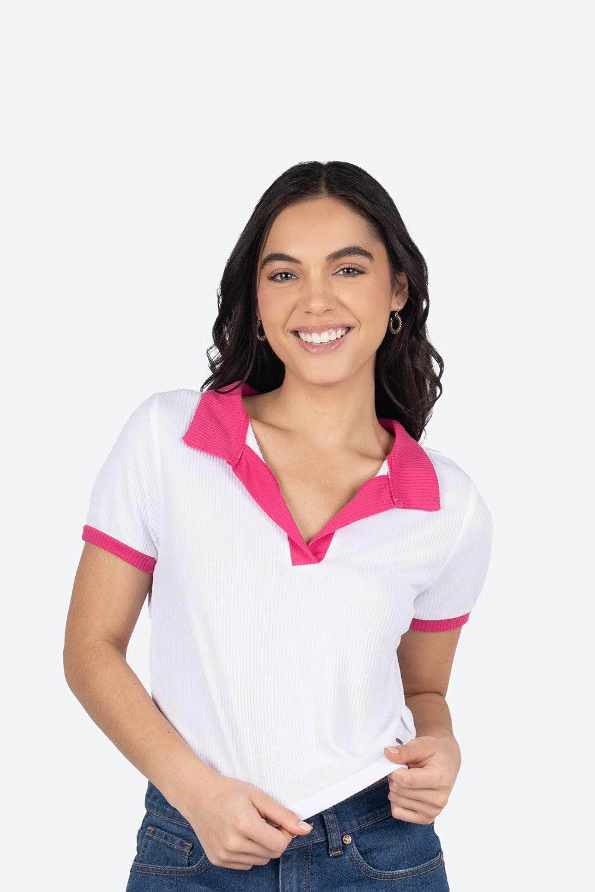 Playera tipo polo cuello rosa