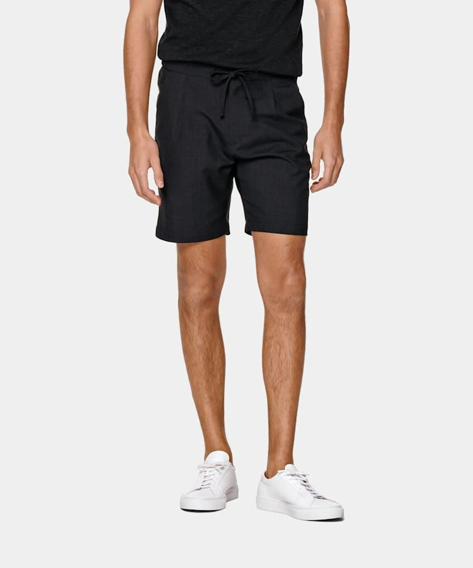 Tailored slim to mid-thigh, with a single pleat an elastic waistband for maximum comfort, these dark grey Ames shorts are made to get you through the season in casually refined style.