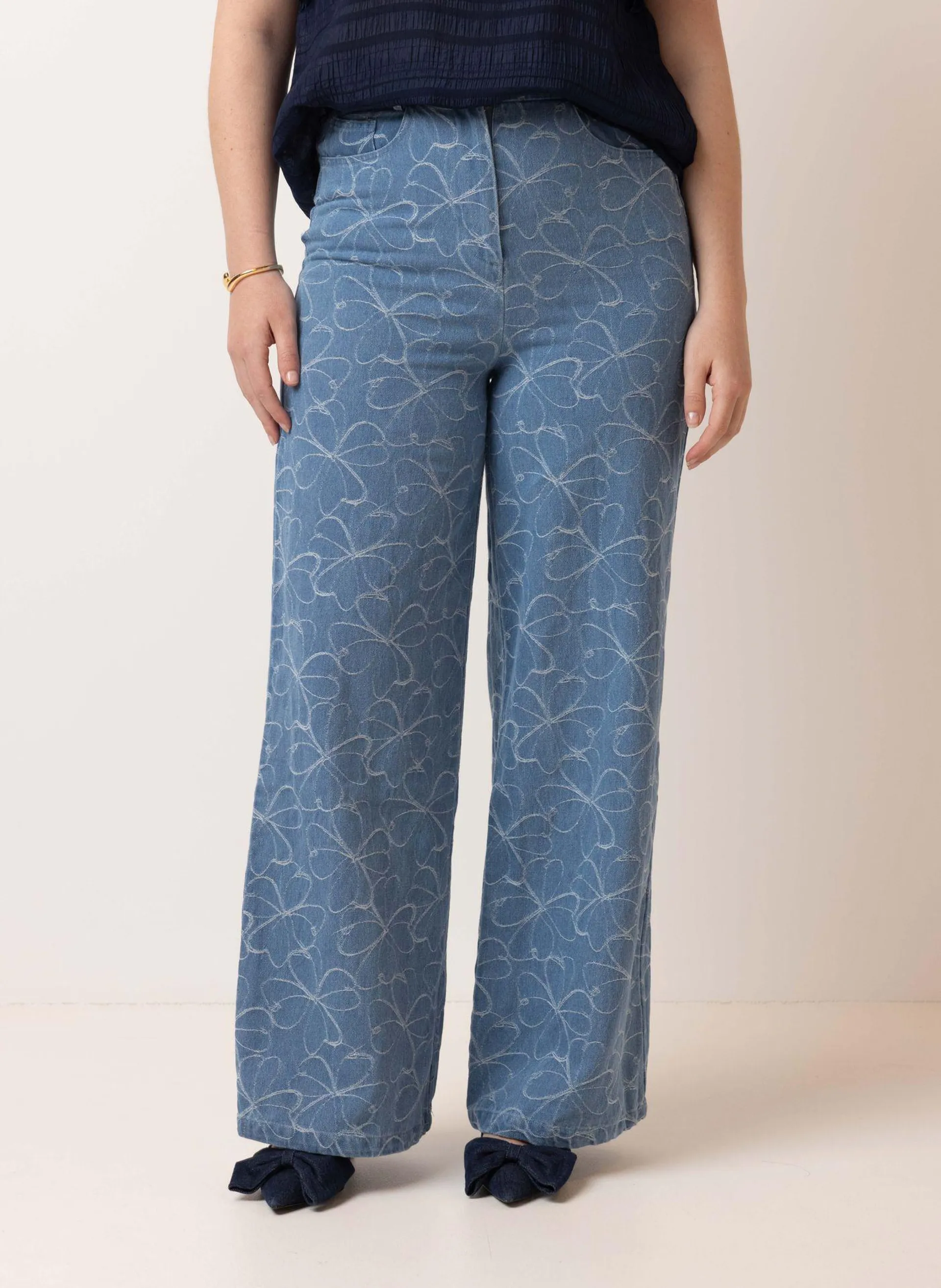 Blauwe wijde jeans klavertjes