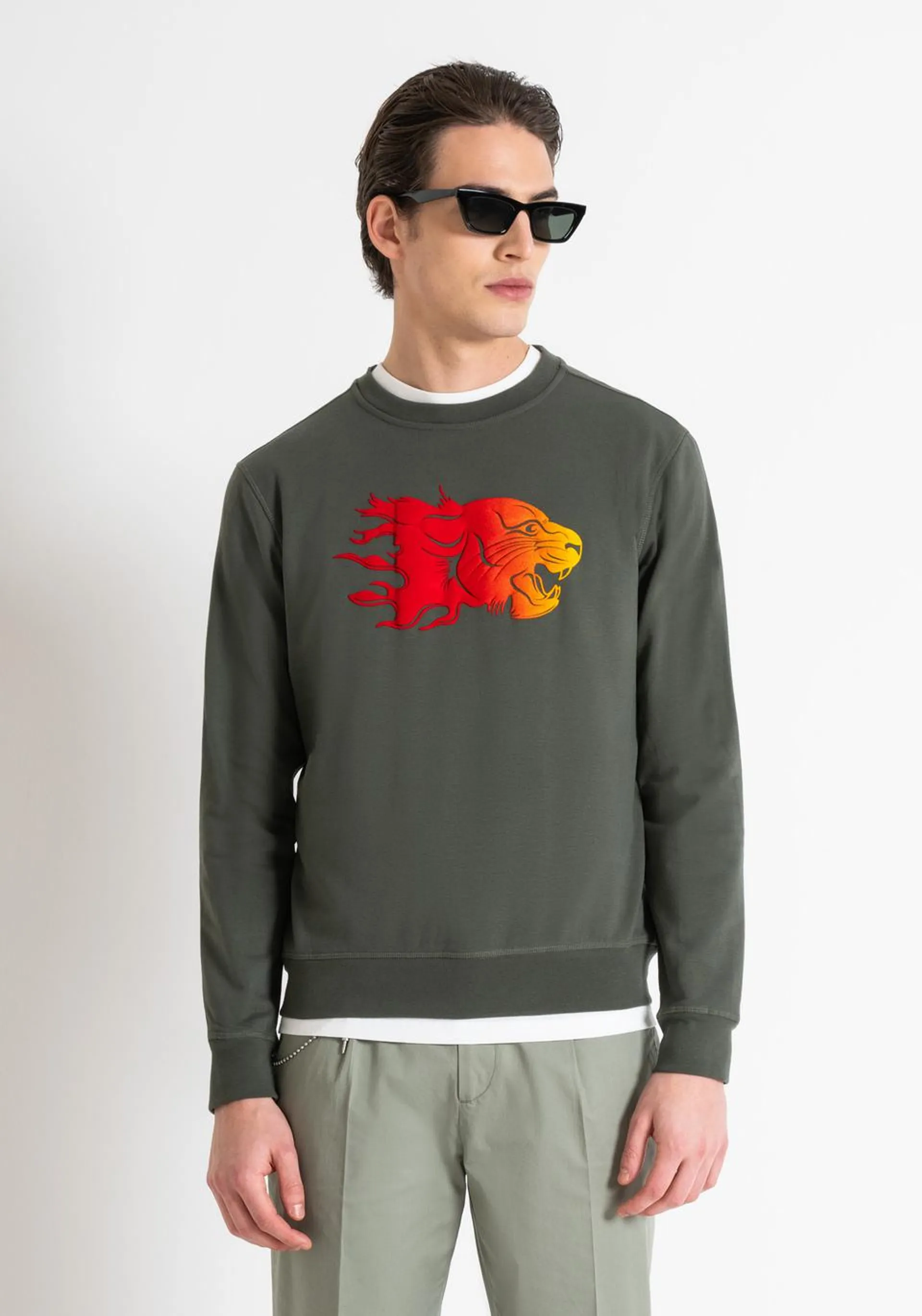 REGULAR FIT SWEATSHIRT IN SUSTAINABLE COTTON-POLYESTER BLEND WITH FADED FLOCK PRINT