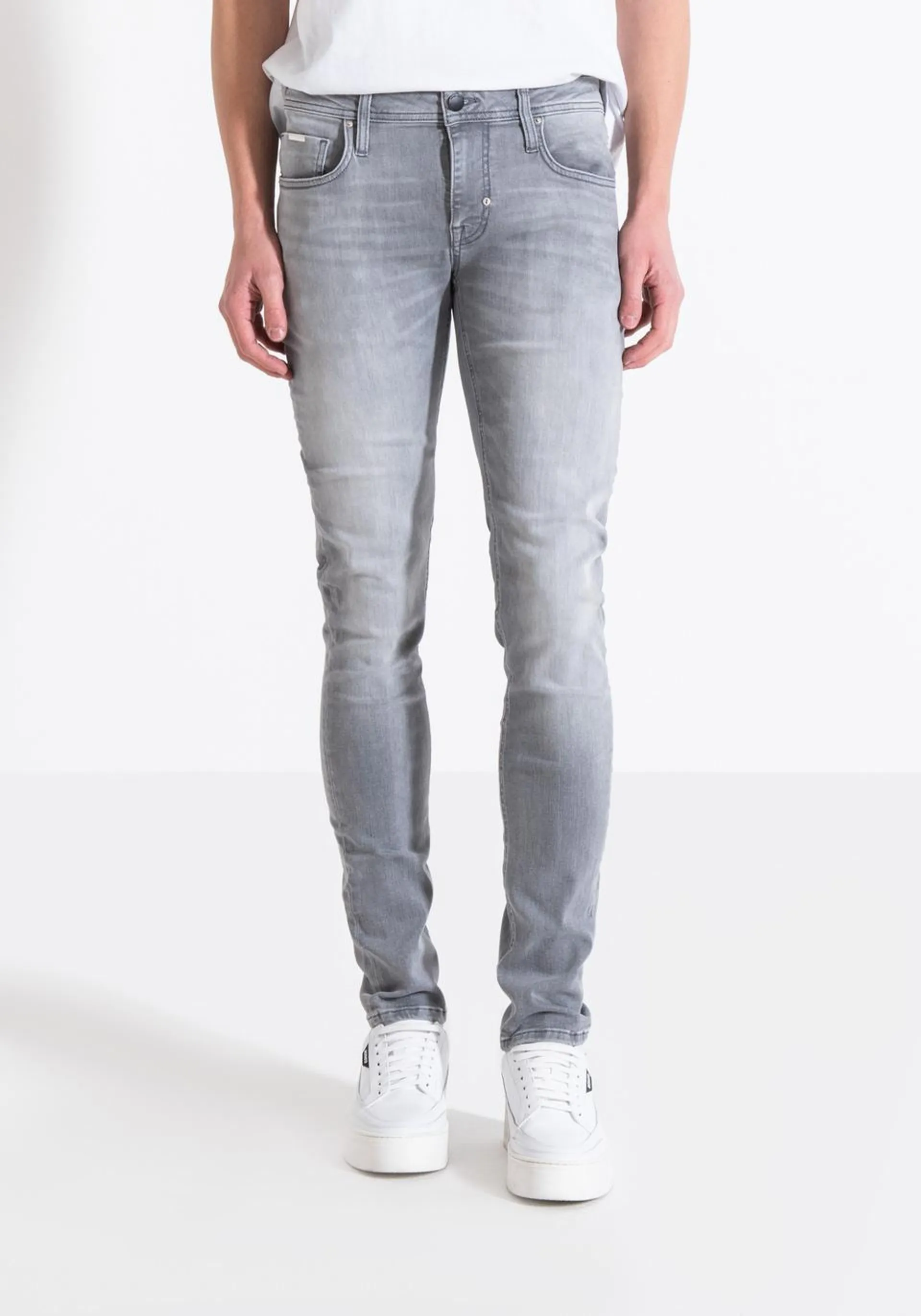 TAPERED FIT "OZZY" JEANS IN POWER STRETCH DENIM