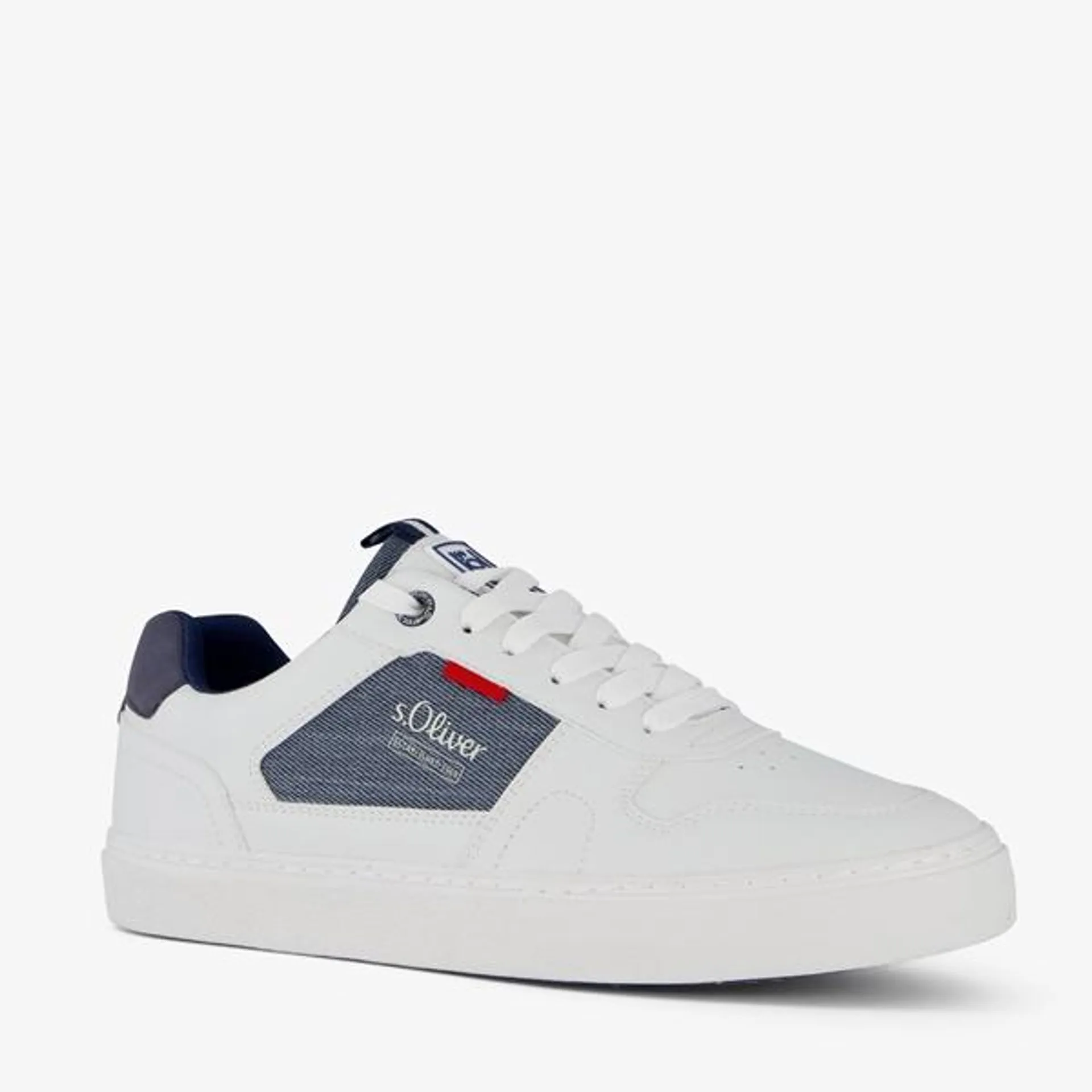 Witte s.Oliver heren sneakers met denim details. Het buitenwerk is gemaakt ...