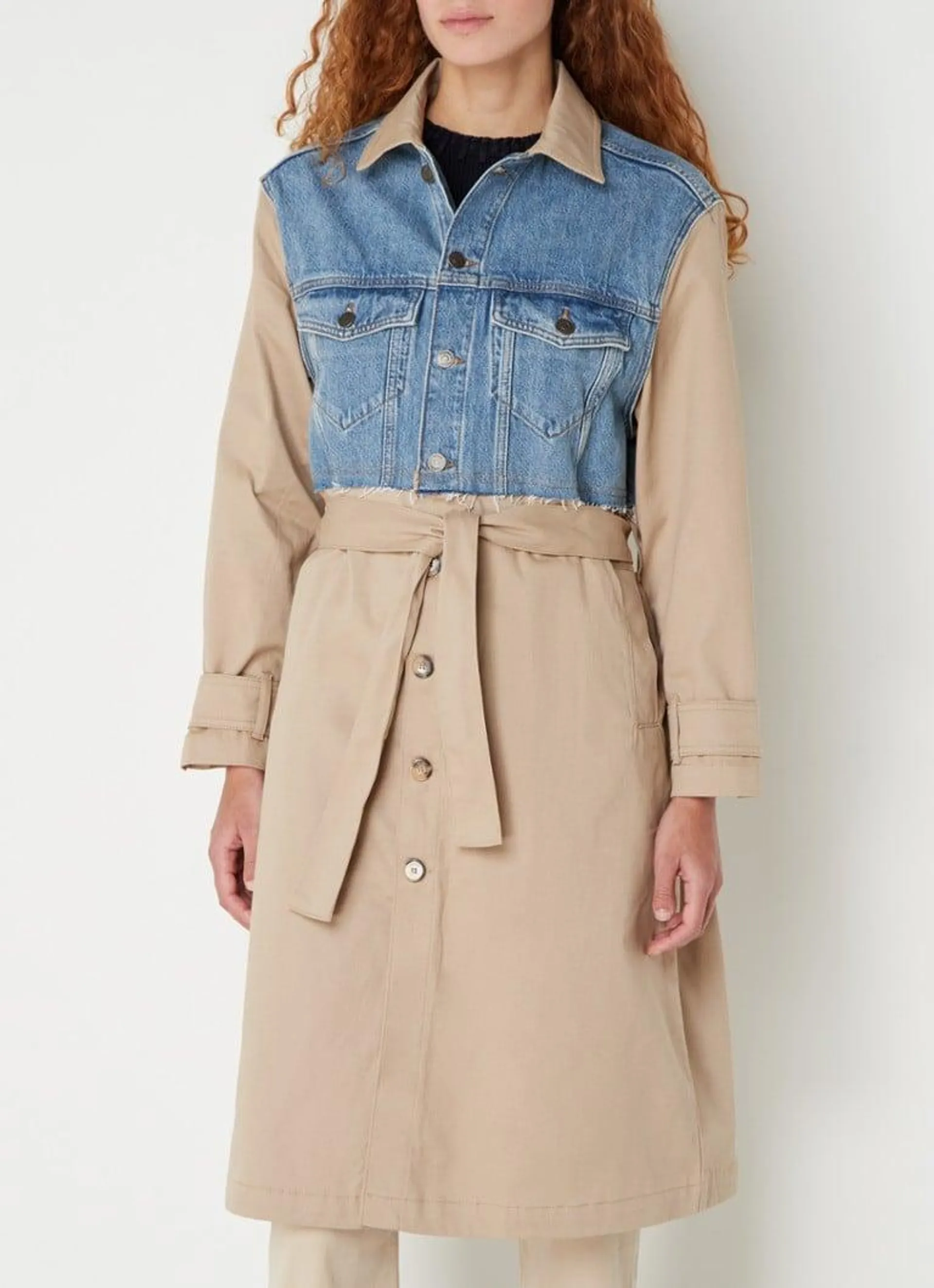 Tomy trenchcoat met details van denim en strikceintuur