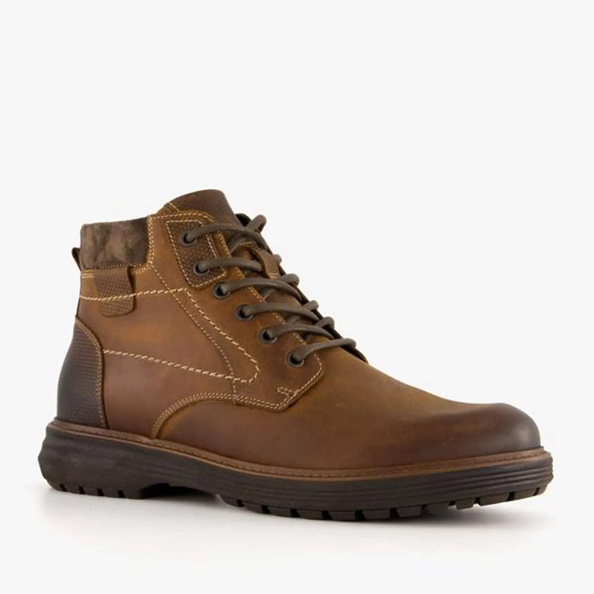 Bruine veterboots voor heren van Hush Puppies. Het buiten- en binnenwerk zi...