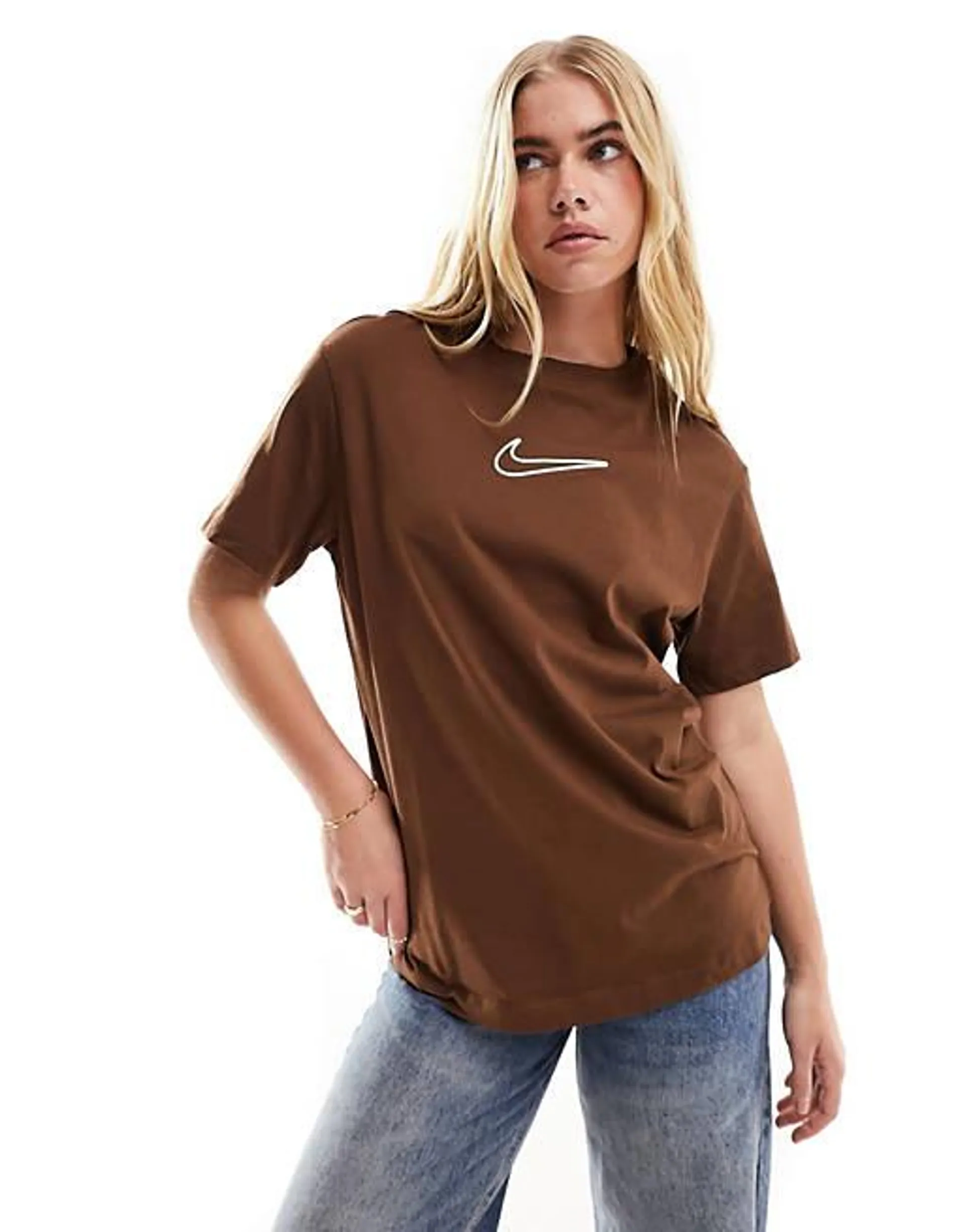 Nike - Oversized uniseks T-shirt met midi-swoosh in cacaobruin