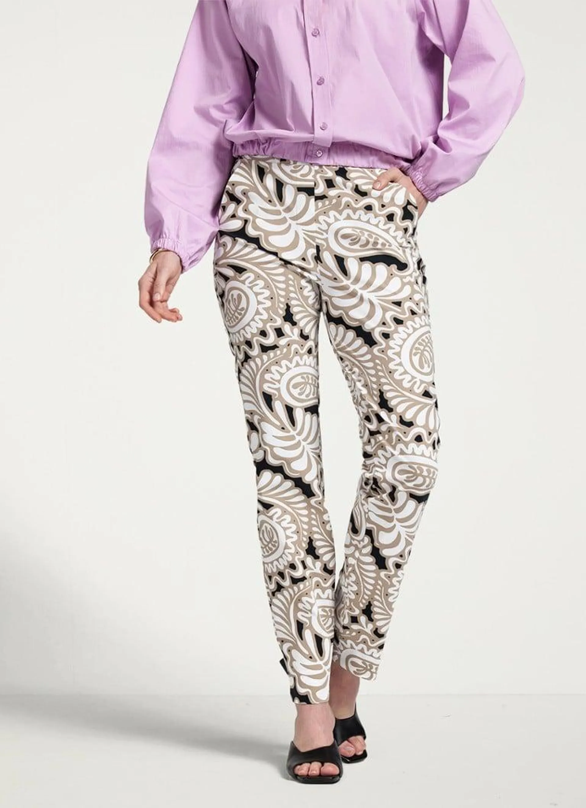 Anke mid waist slim fit pantalon met paisley dessin