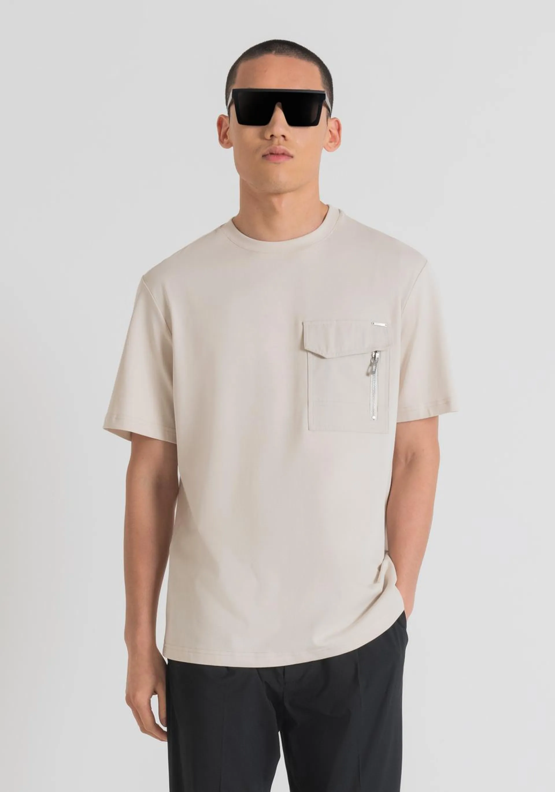 RELAXED FIT T-SHIRT IN COTTON JERSEY WITH POCKET AND LOGO PLAQUE