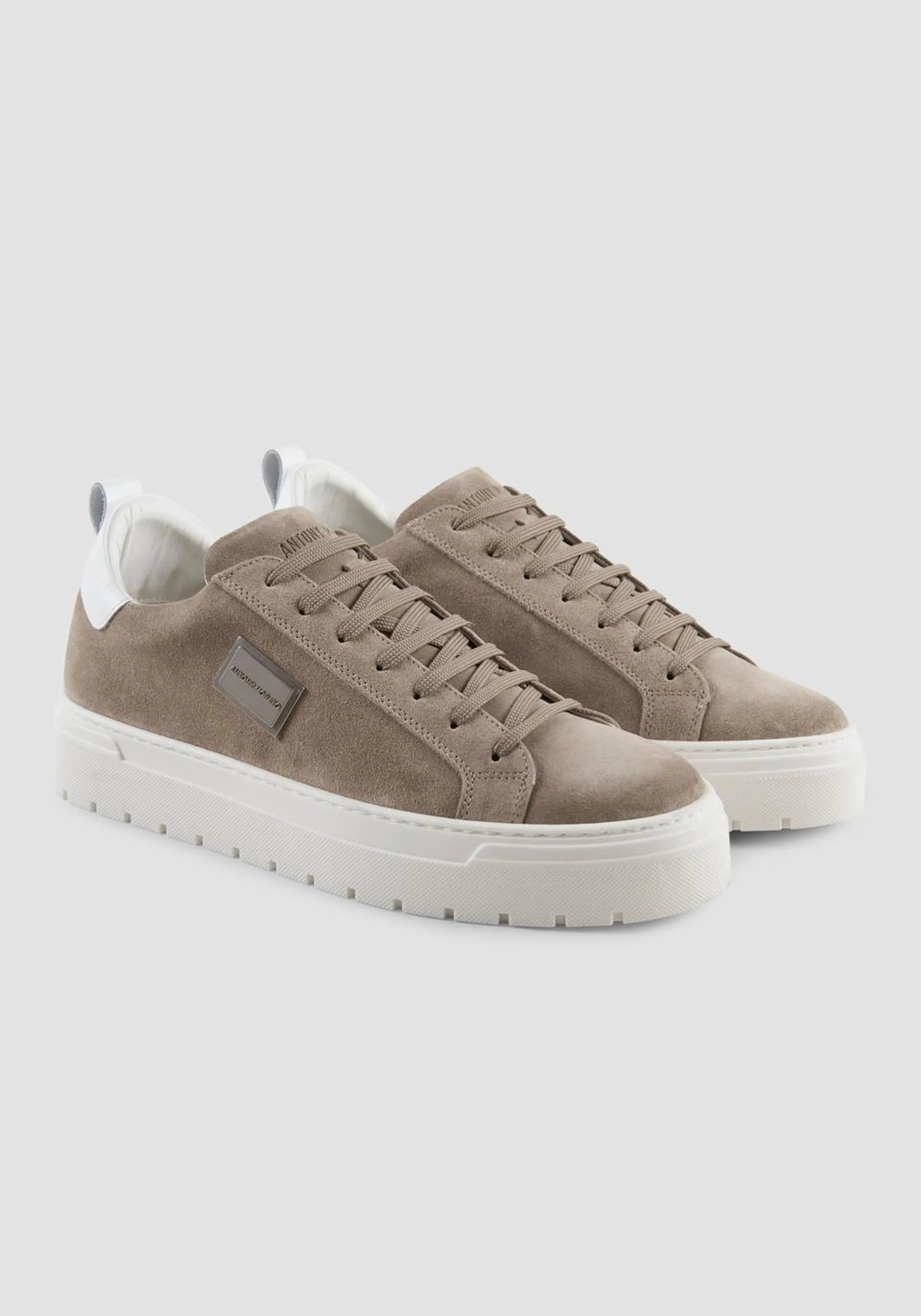 SOLID COLOR SUEDE "METAL BOLD" SNEAKER