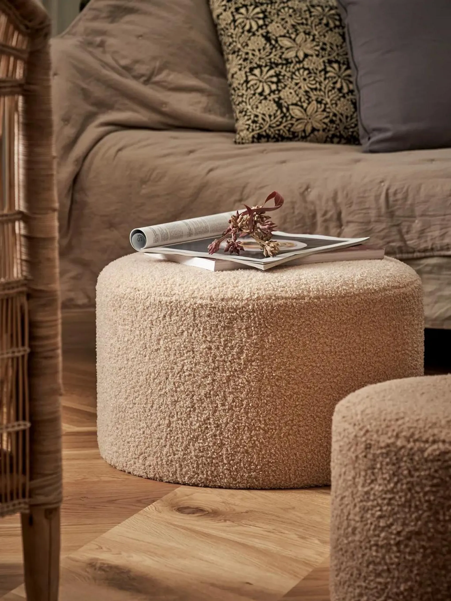 Hocker mit Teddy-Stoff